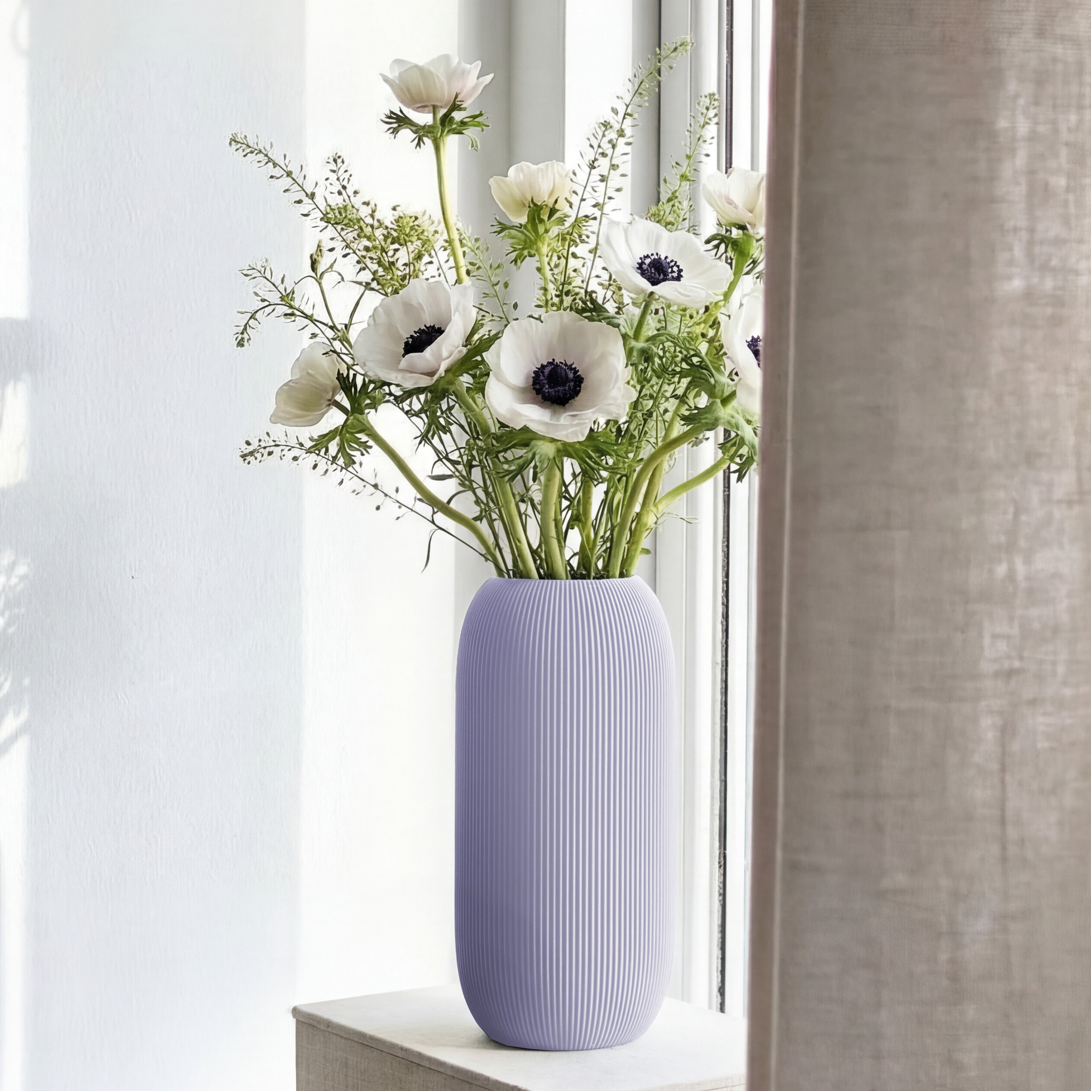 Geriffelte Vase Pille in pastelllila mit weißen Anemonen auf einer Fensterbank #farbe_pastelllila