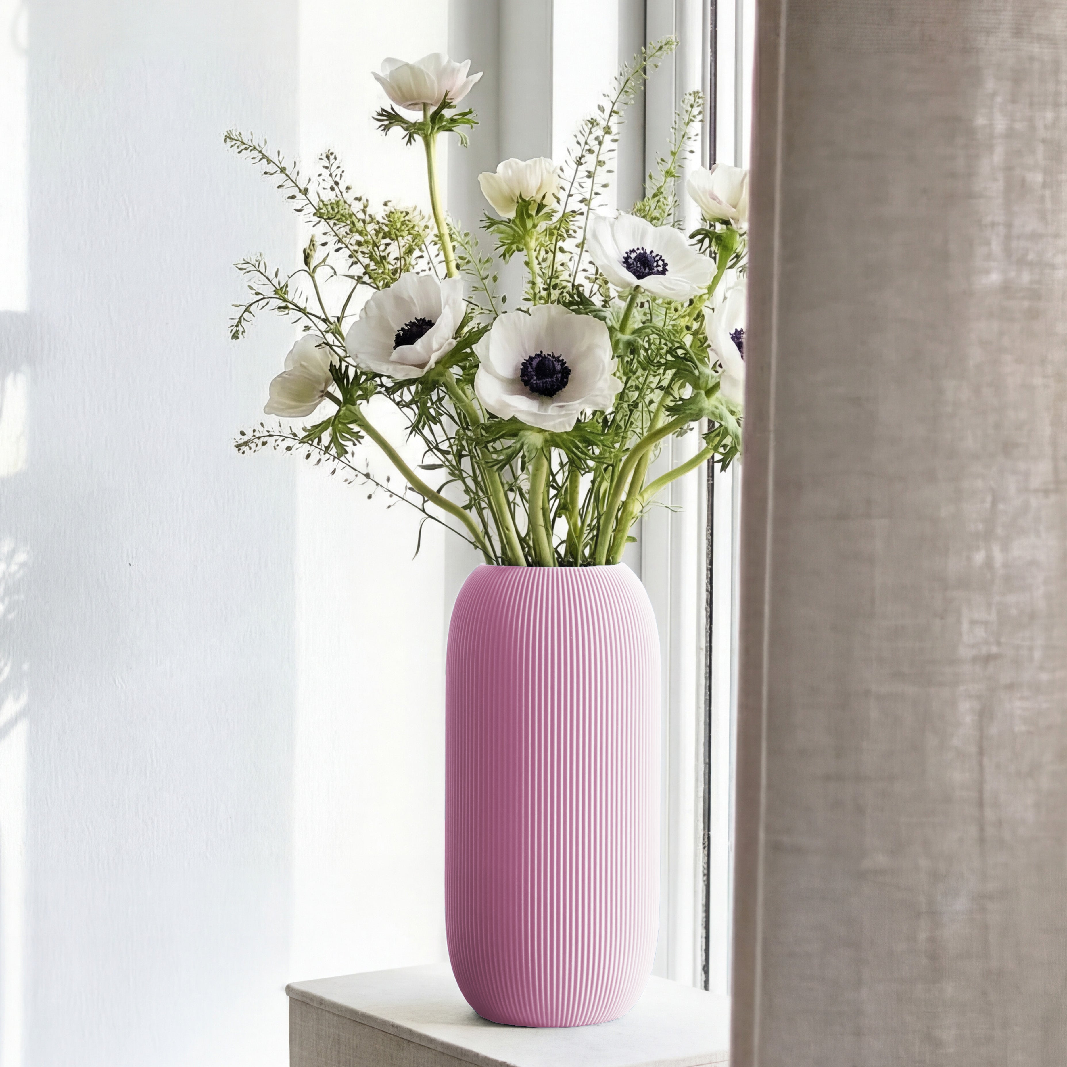Geriffelte Vase Pille in pastellpink mit weißen Anemonen auf einer Fensterbank #farbe_pastellpink
