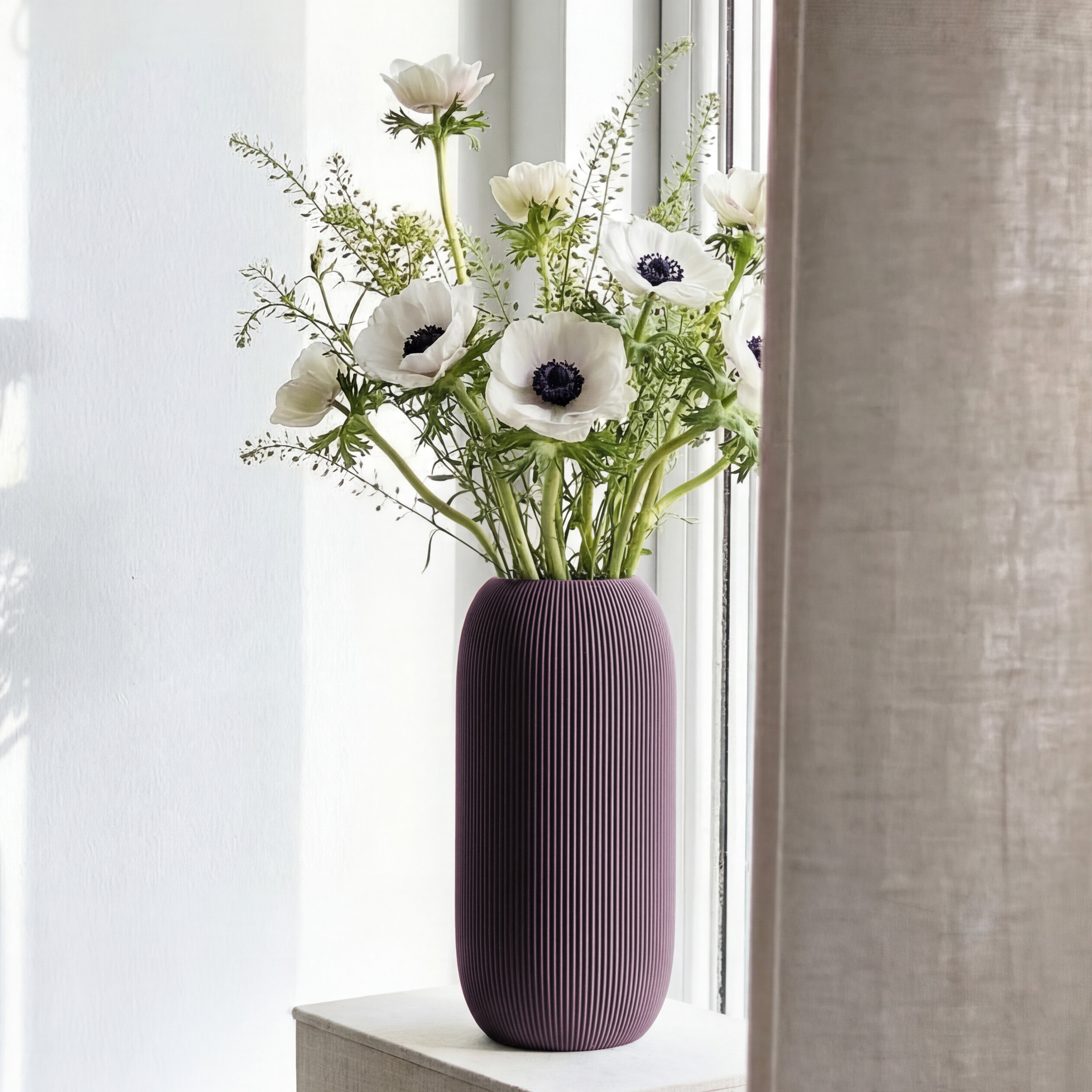 Geriffelte Vase Pille in aschlila mit weißen Anemonen auf einer Fensterbank #farbe_aschlila