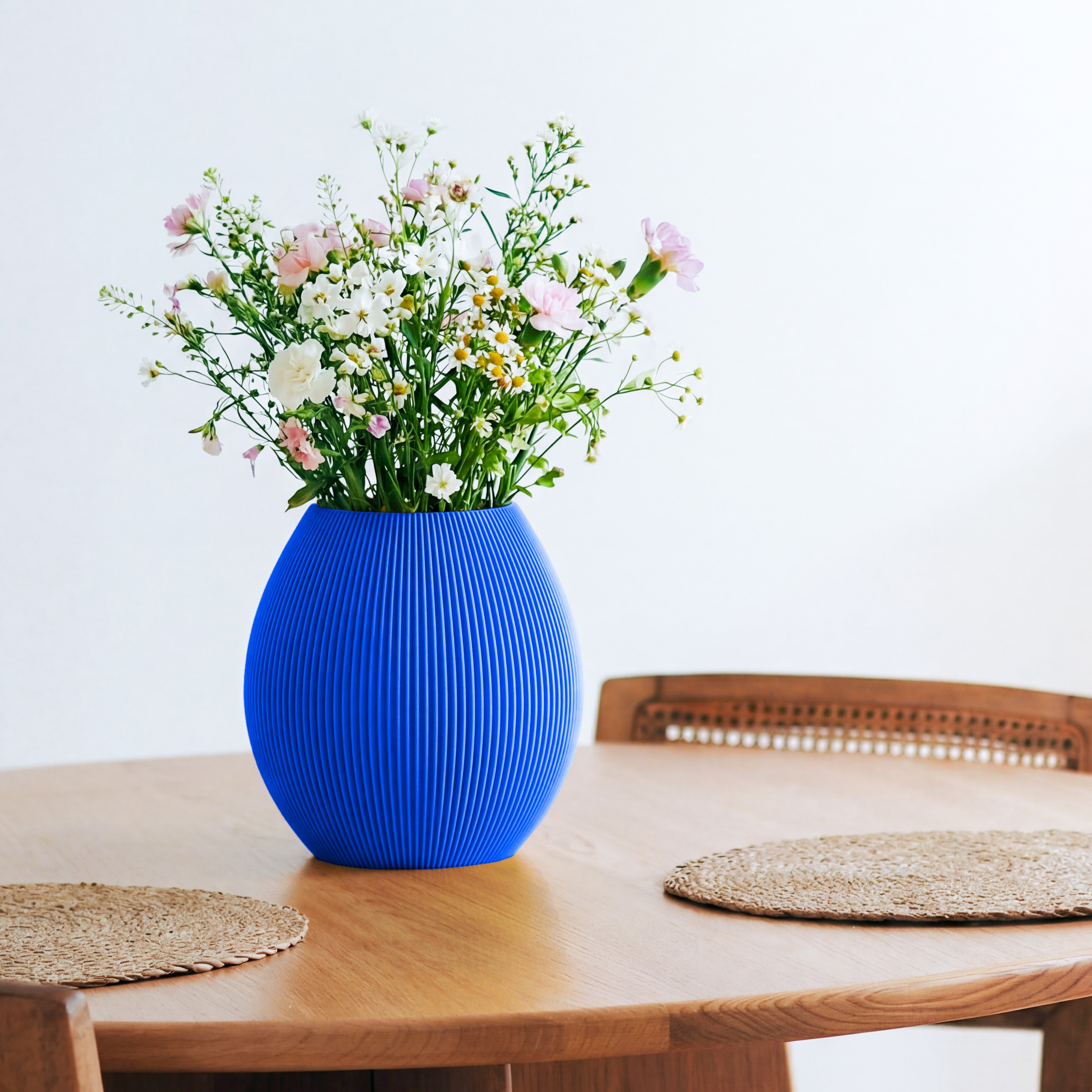 Bauchige Vase Rund in blau mit Wildblumenstrauß auf einem Esstisch aus Holz #farbe_blau