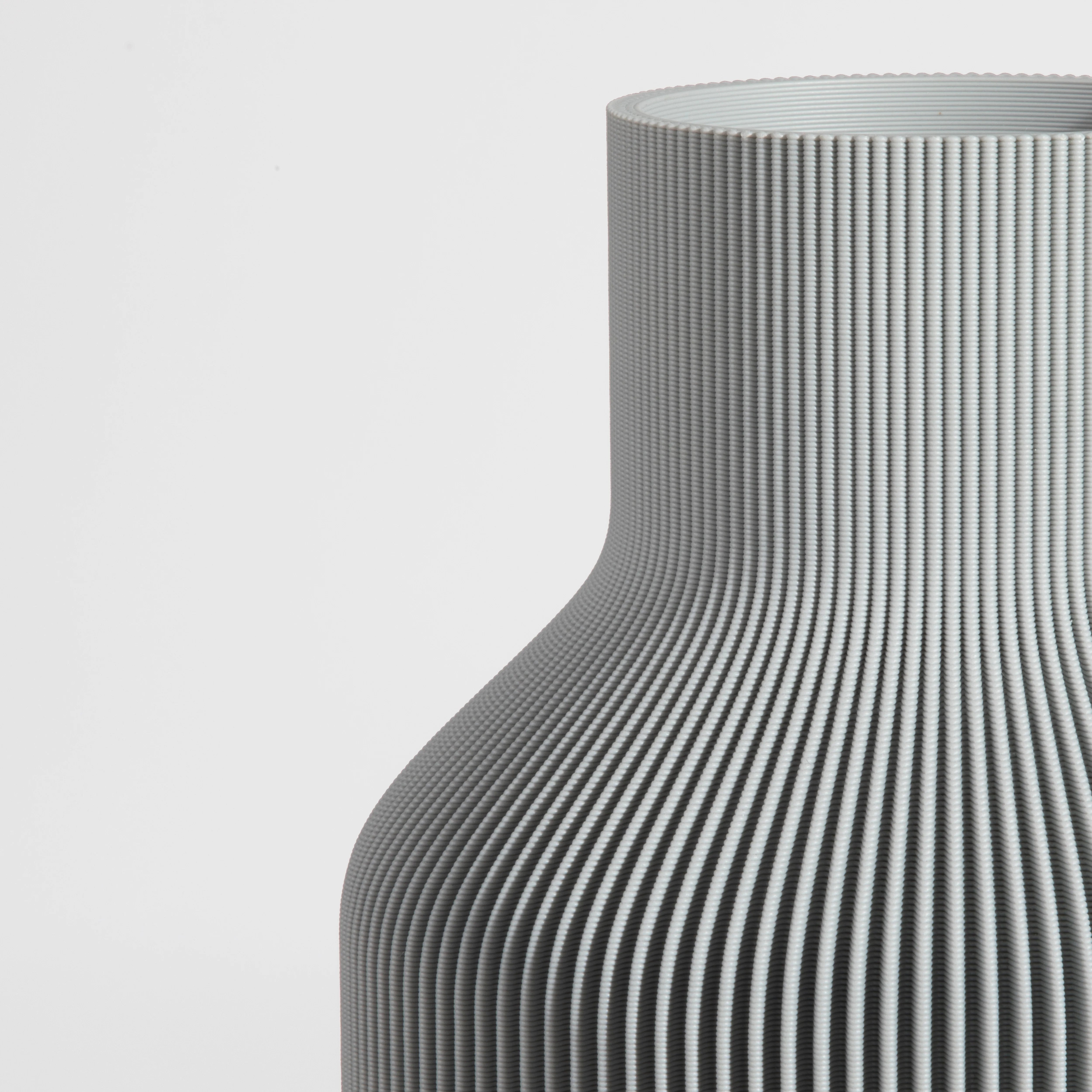 Vase FLASCHE aus 3D Druck mit feiner Rillenstruktur in Nahaufnahme #farbe_hellgrau