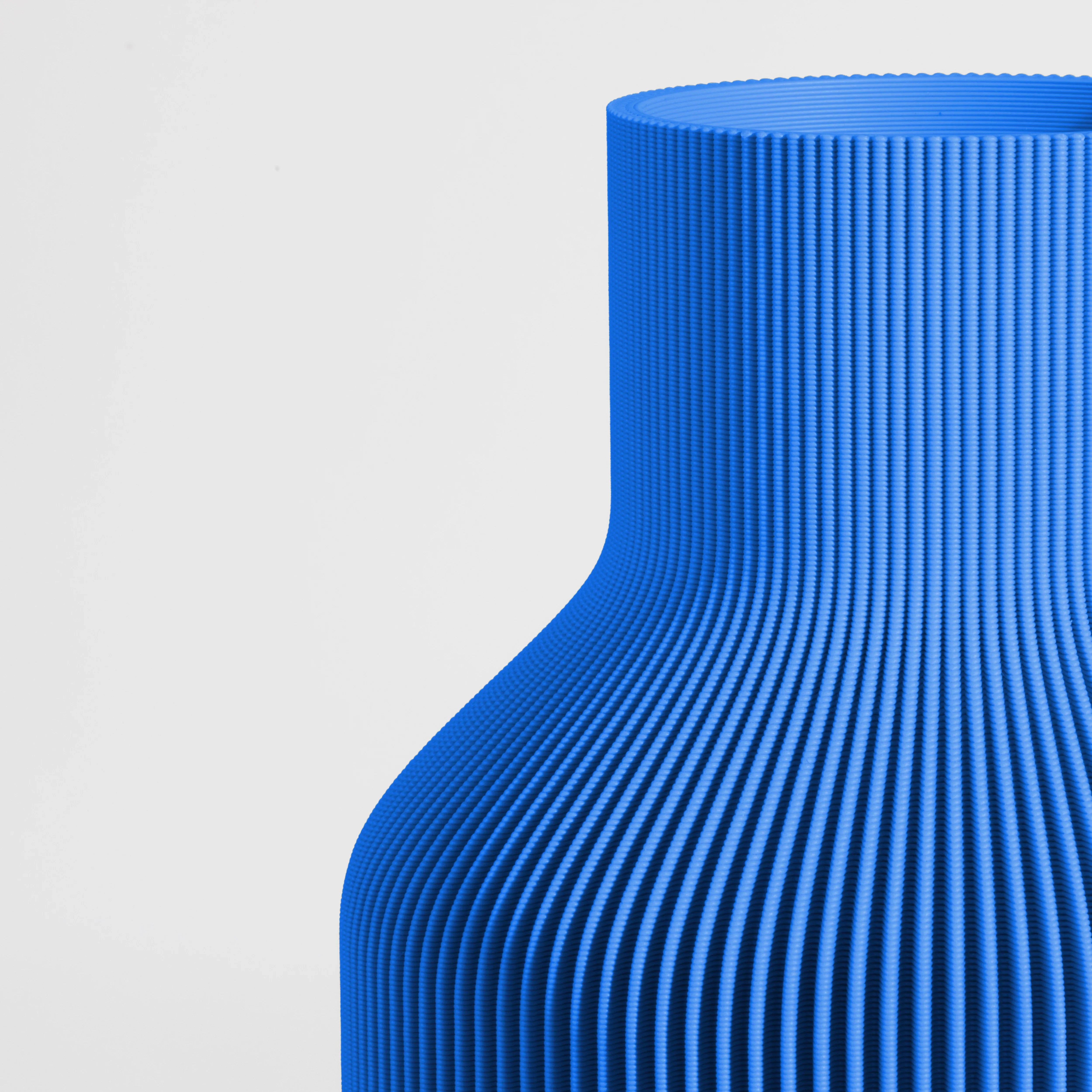 Vase FLASCHE aus 3D Druck mit feiner Rillenstruktur in Nahaufnahme #farbe_blau