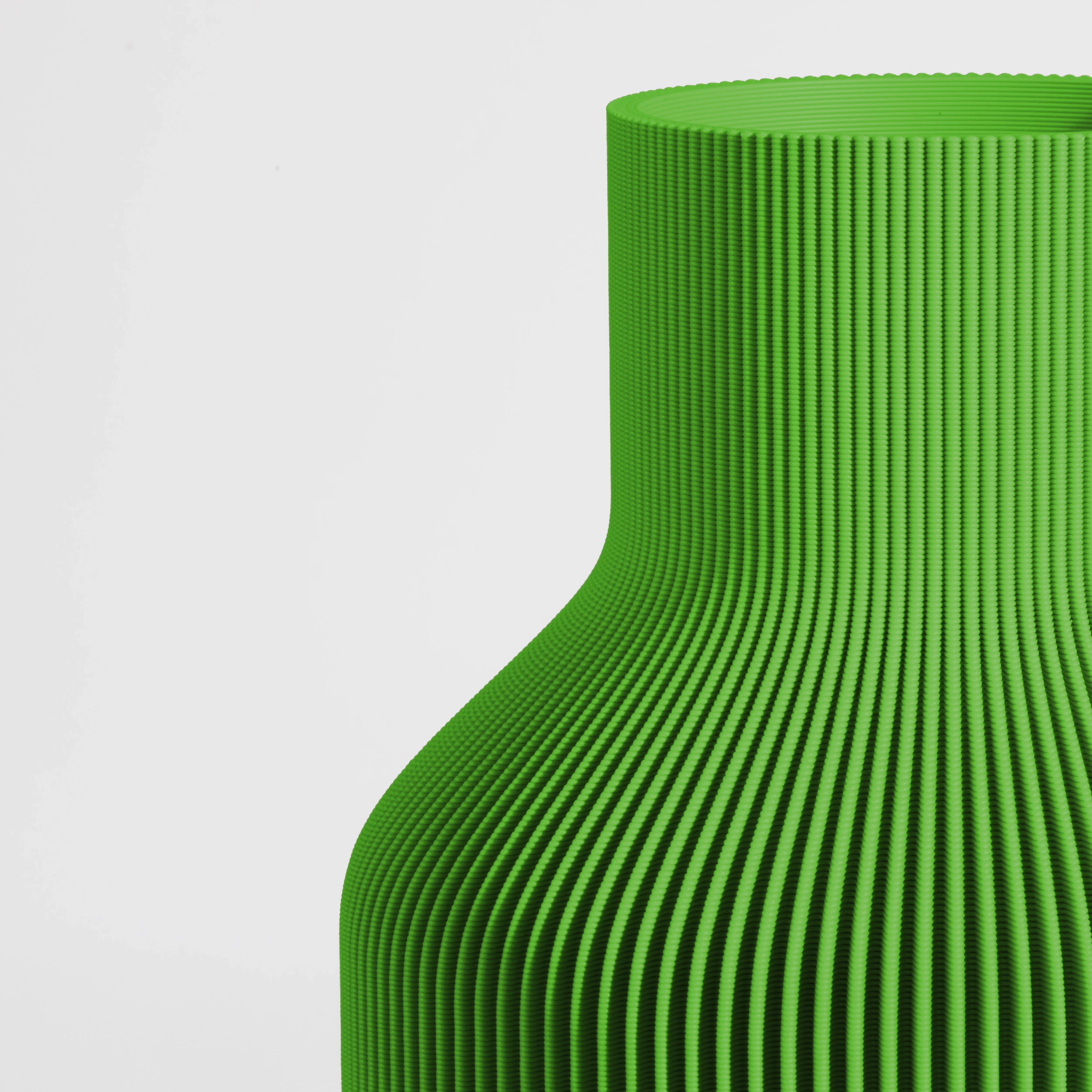 Vase FLASCHE aus 3D Druck mit feiner Rillenstruktur in Nahaufnahme #farbe_grün