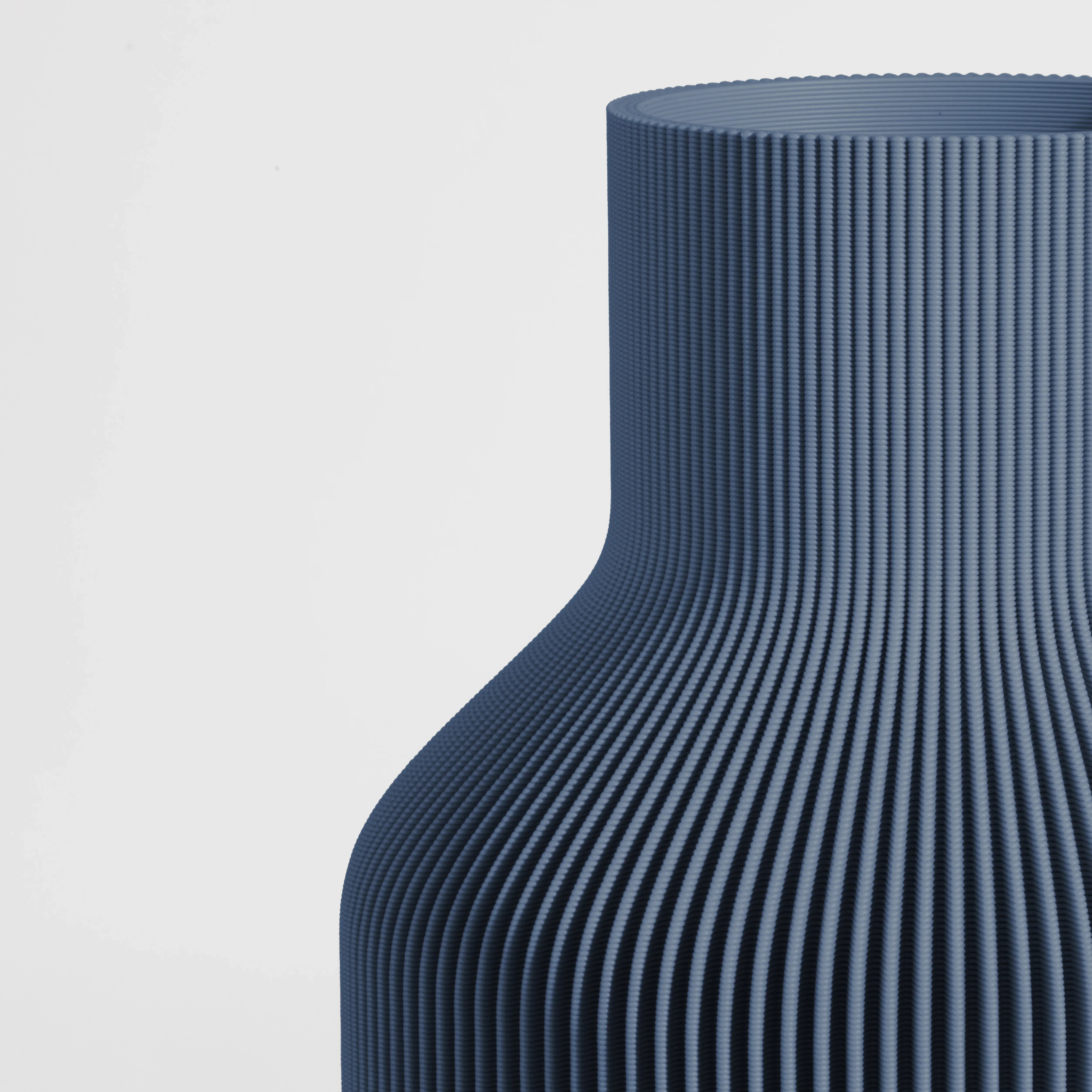 Vase FLASCHE aus 3D Druck mit feiner Rillenstruktur in Nahaufnahme #farbe_navyblau