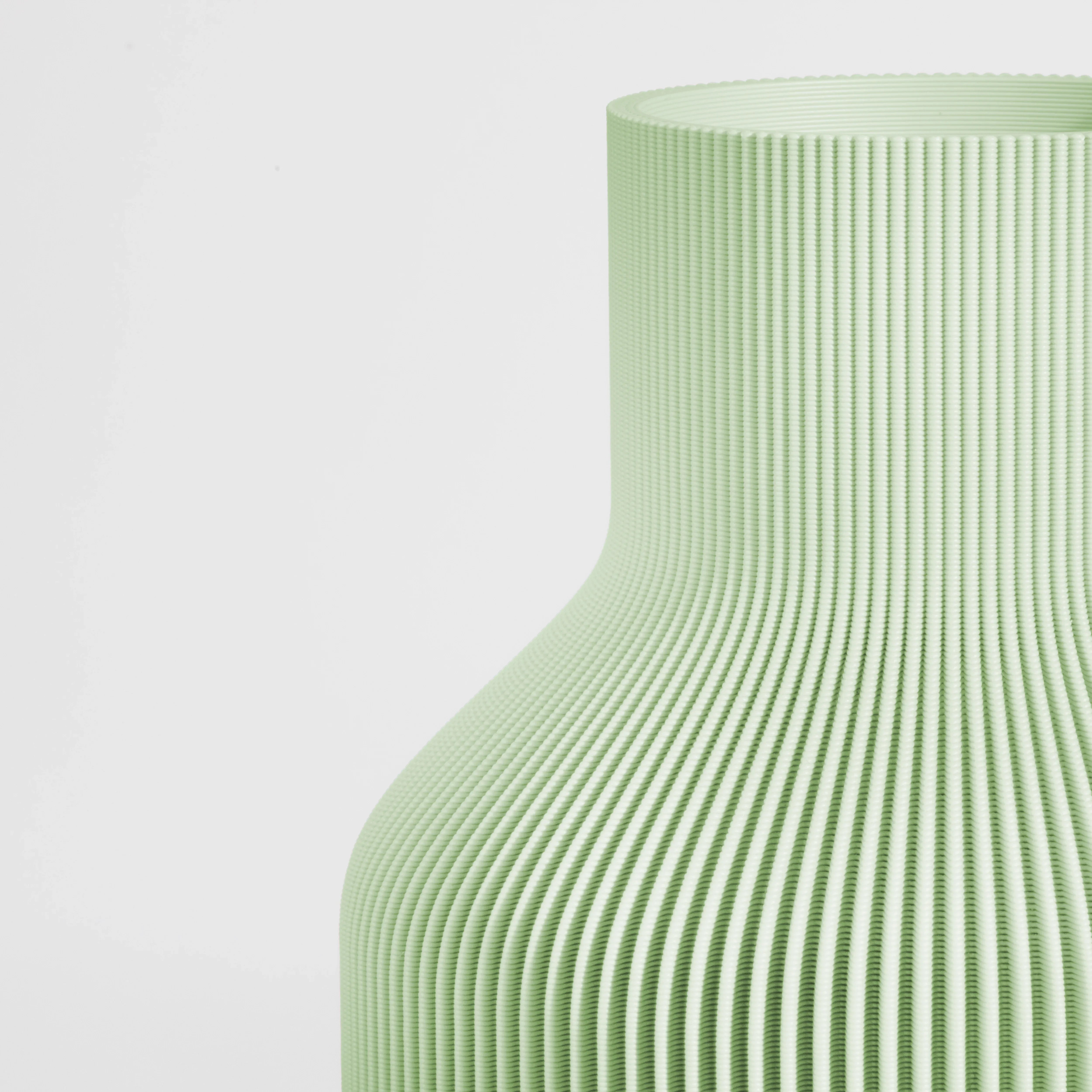 Vase FLASCHE aus 3D Druck mit feiner Rillenstruktur in Nahaufnahme #farbe_pastellgrün