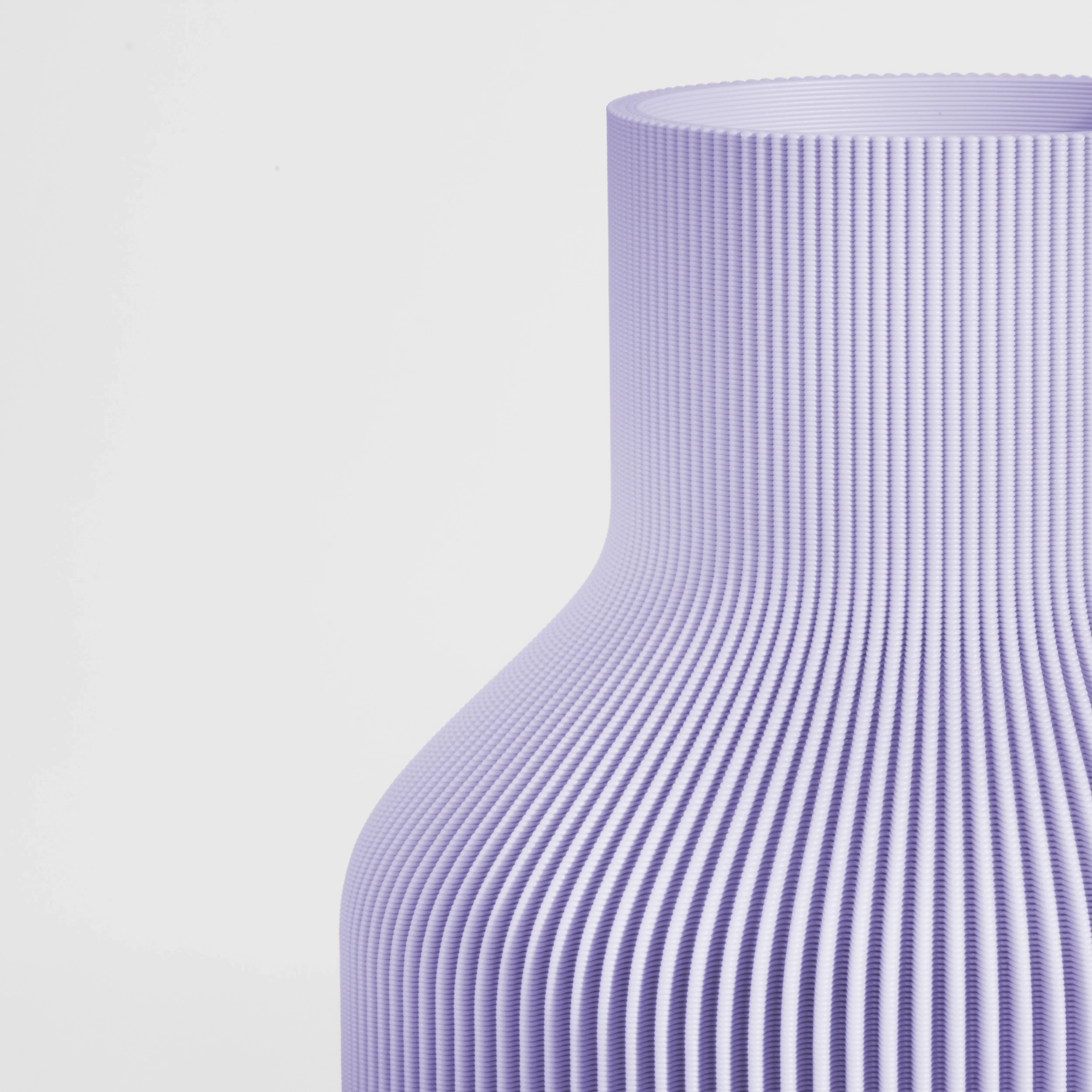 Vase FLASCHE aus 3D Druck mit feiner Rillenstruktur in Nahaufnahme #farbe_pastelllila