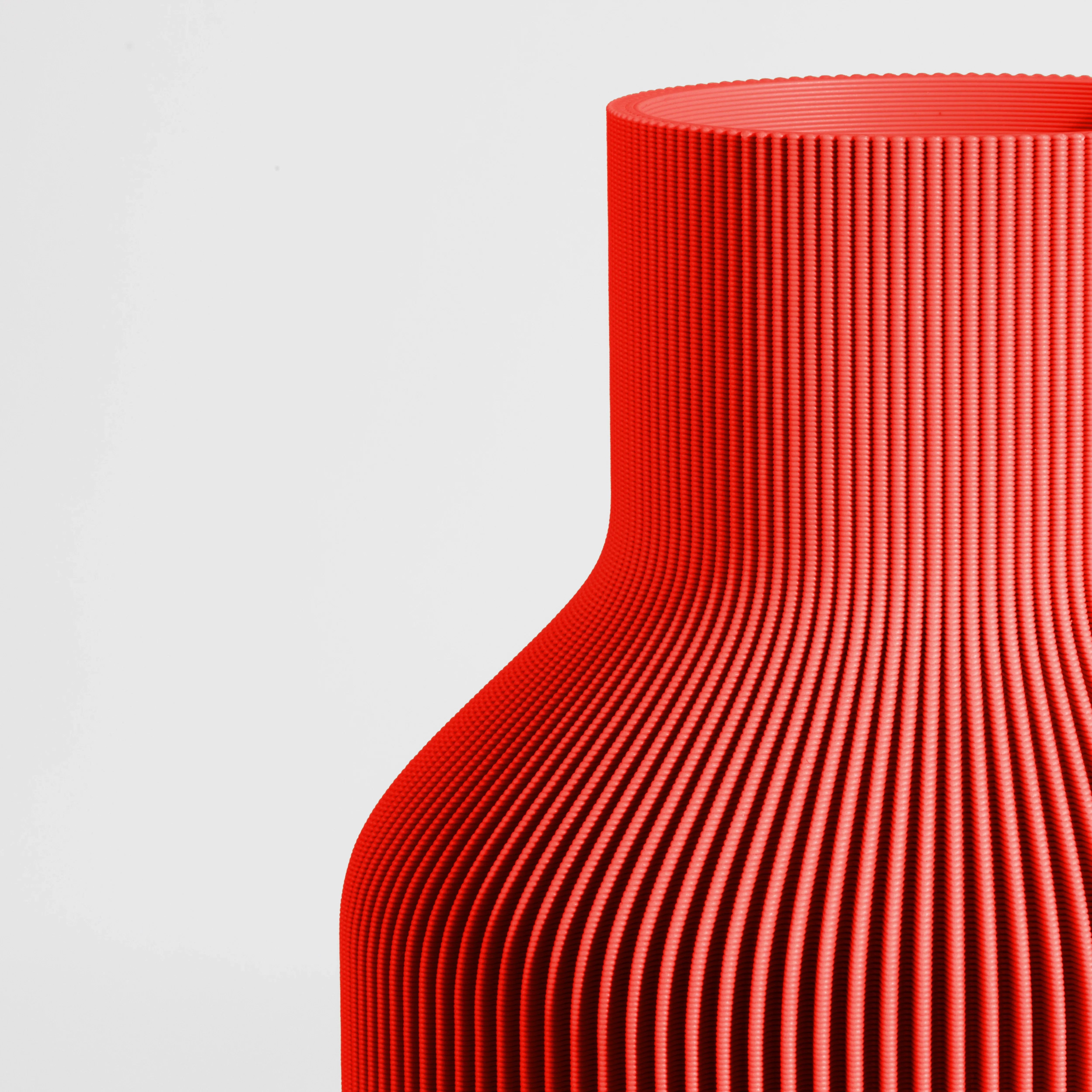Vase FLASCHE aus 3D Druck mit feiner Rillenstruktur in Nahaufnahme #farbe_rot