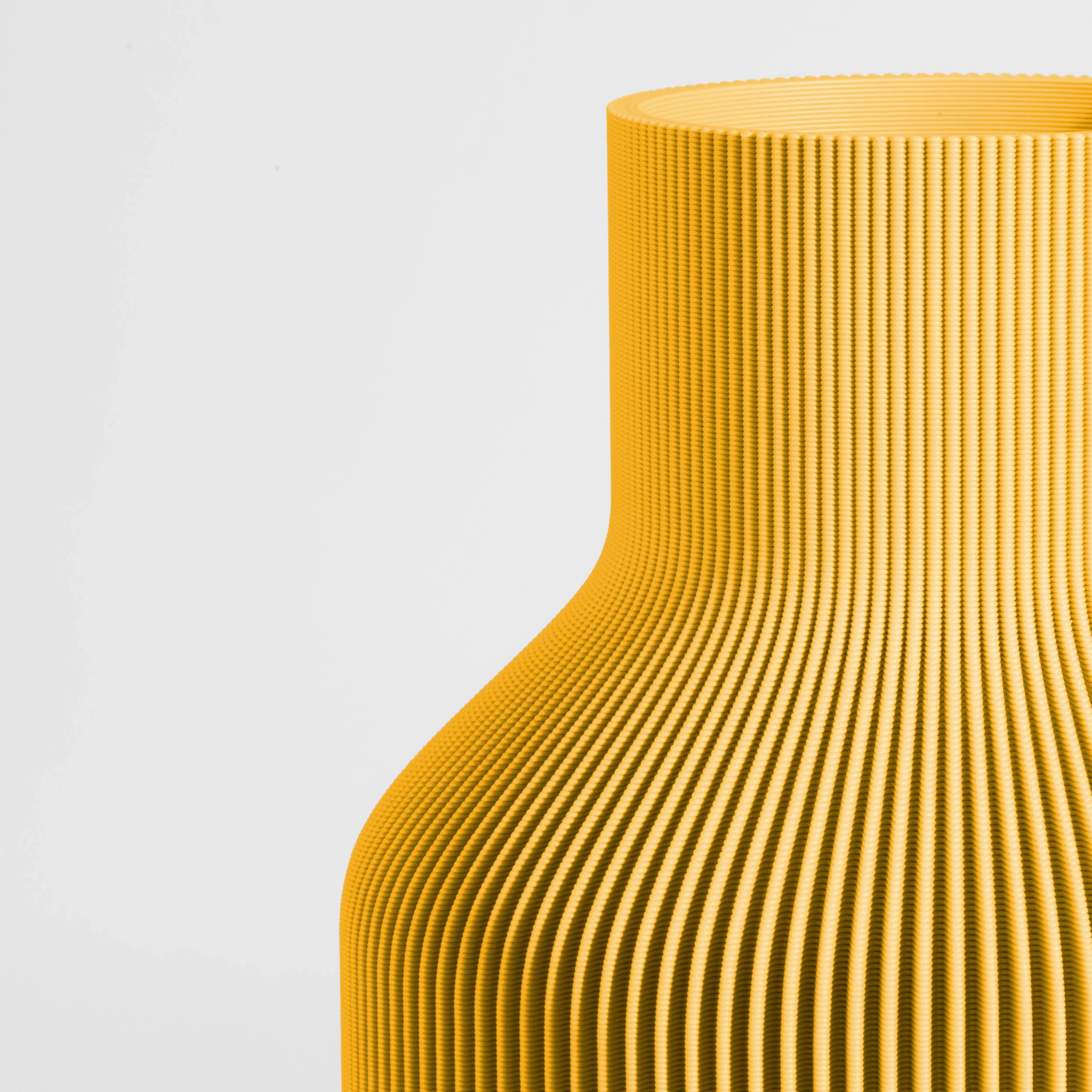 Vase FLASCHE aus 3D Druck mit feiner Rillenstruktur in Nahaufnahme #farbe_senfgelb