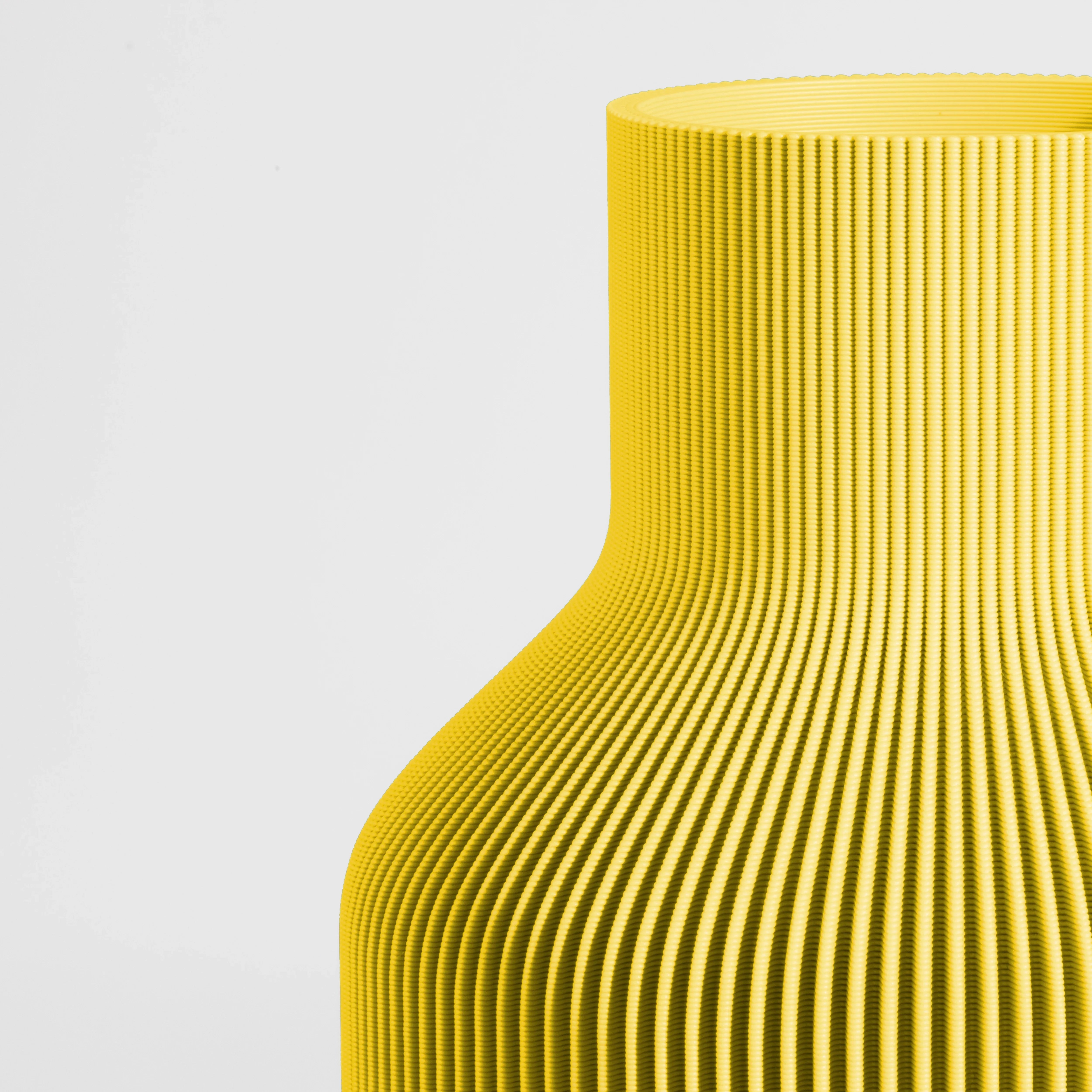 Vase FLASCHE aus 3D Druck mit feiner Rillenstruktur in Nahaufnahme #farbe_gelb
