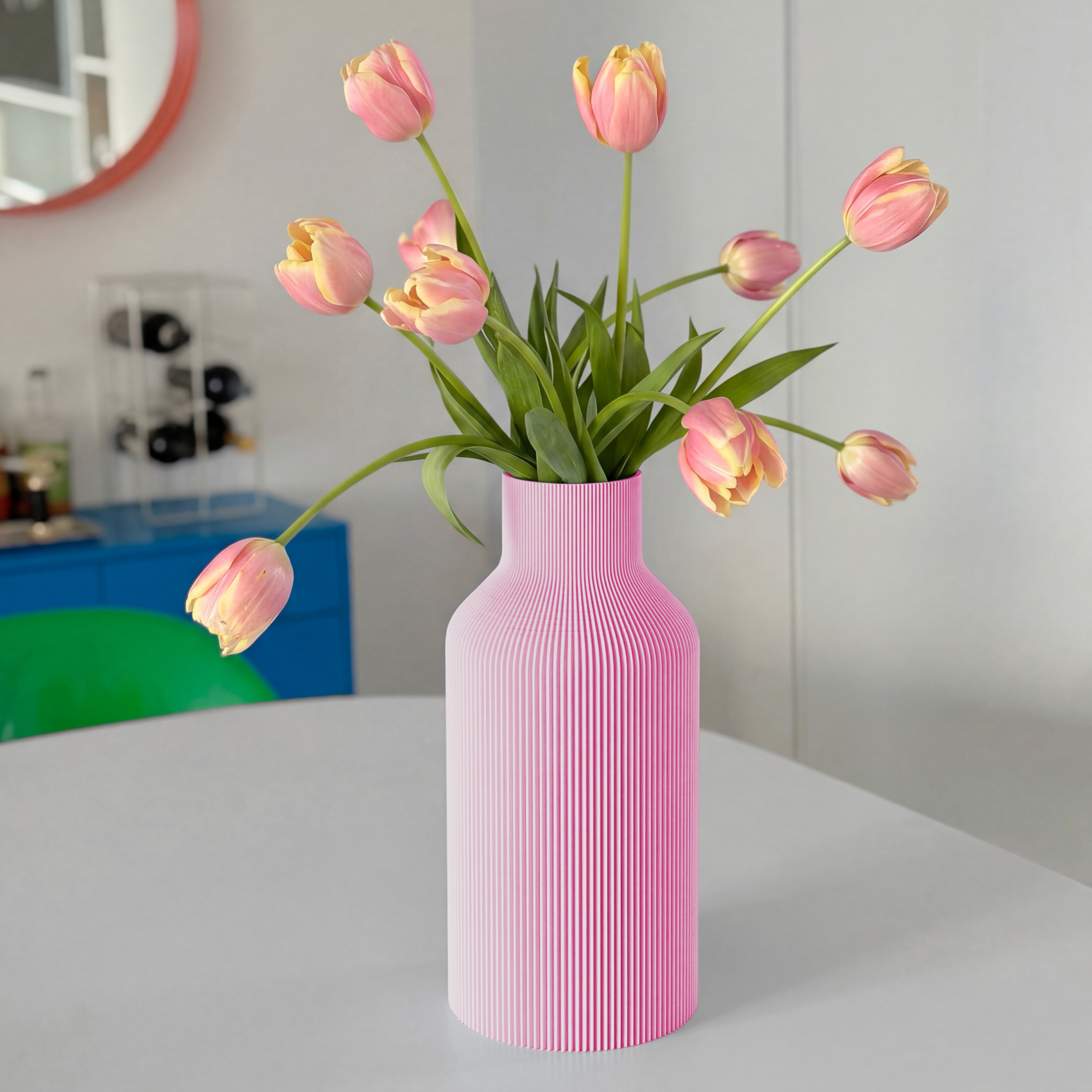Vase FLASCHE in pink aus dem 3D Druck mit rosa Tulpen auf rundem Tisch #farbe_pastellpink