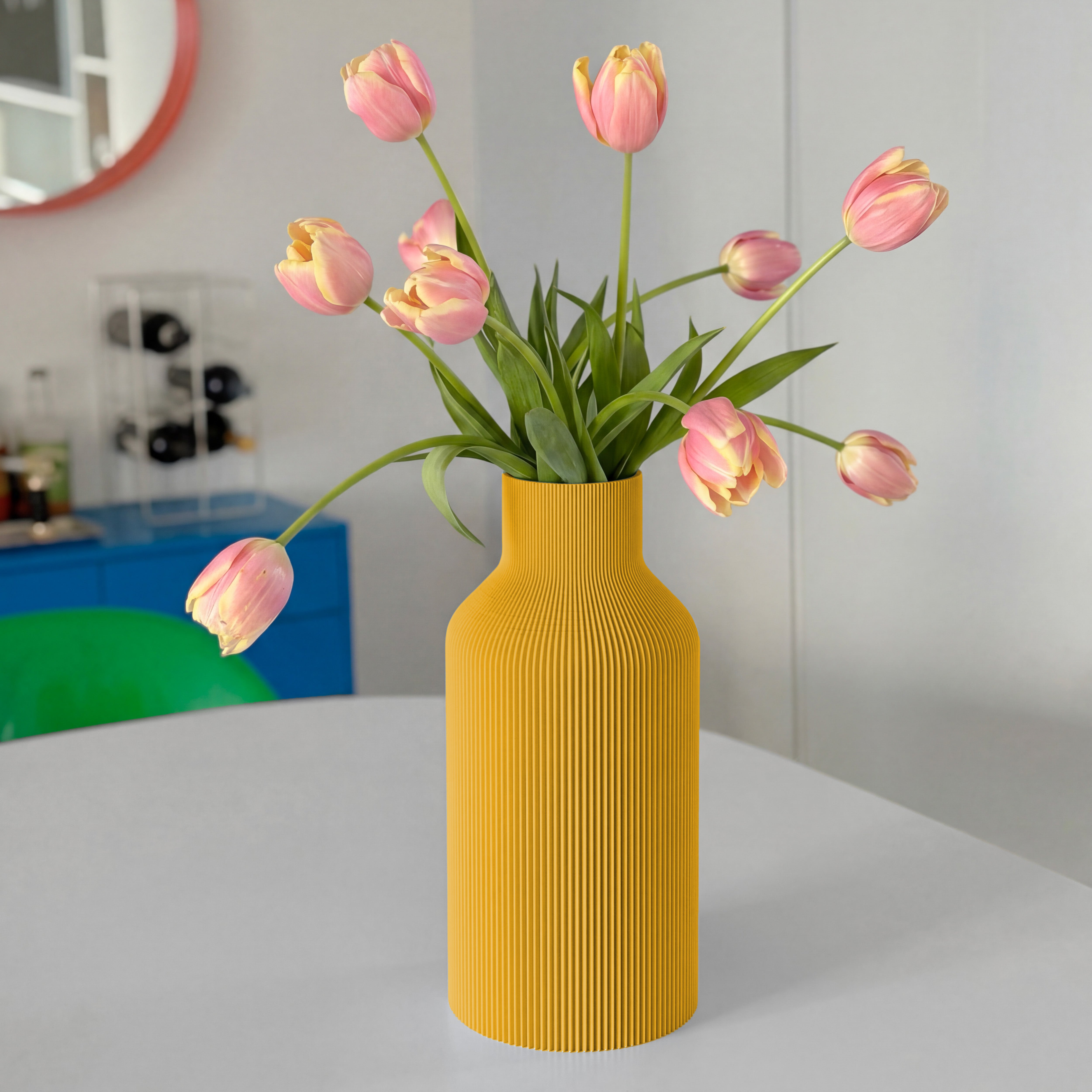 Vase FLASCHE in senfgelb aus dem 3D Druck mit rosa Tulpen auf rundem Tisch #farbe_senfgelb