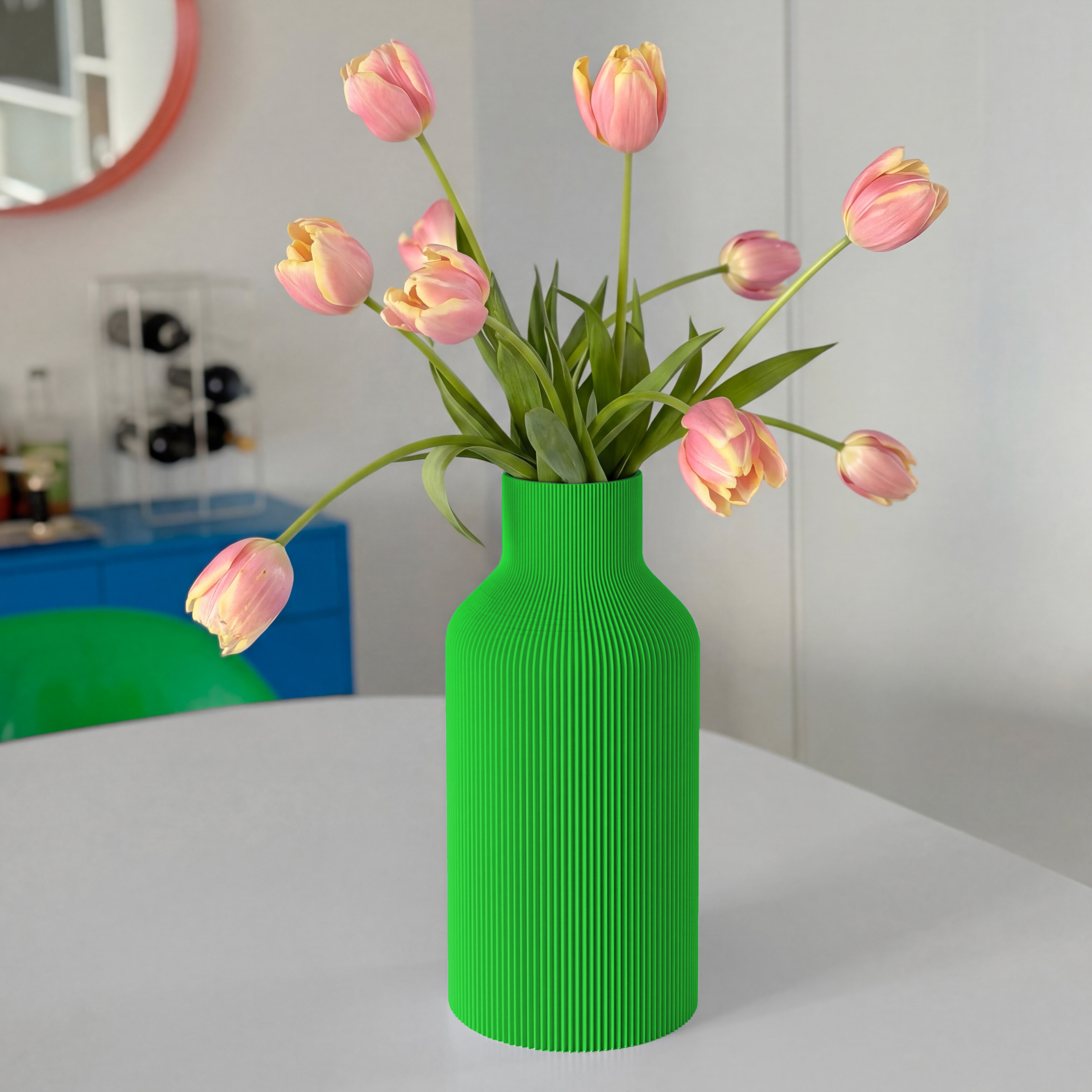 Vase FLASCHE in grün aus dem 3D Druck mit rosa Tulpen auf rundem Tisch #farbe_grün