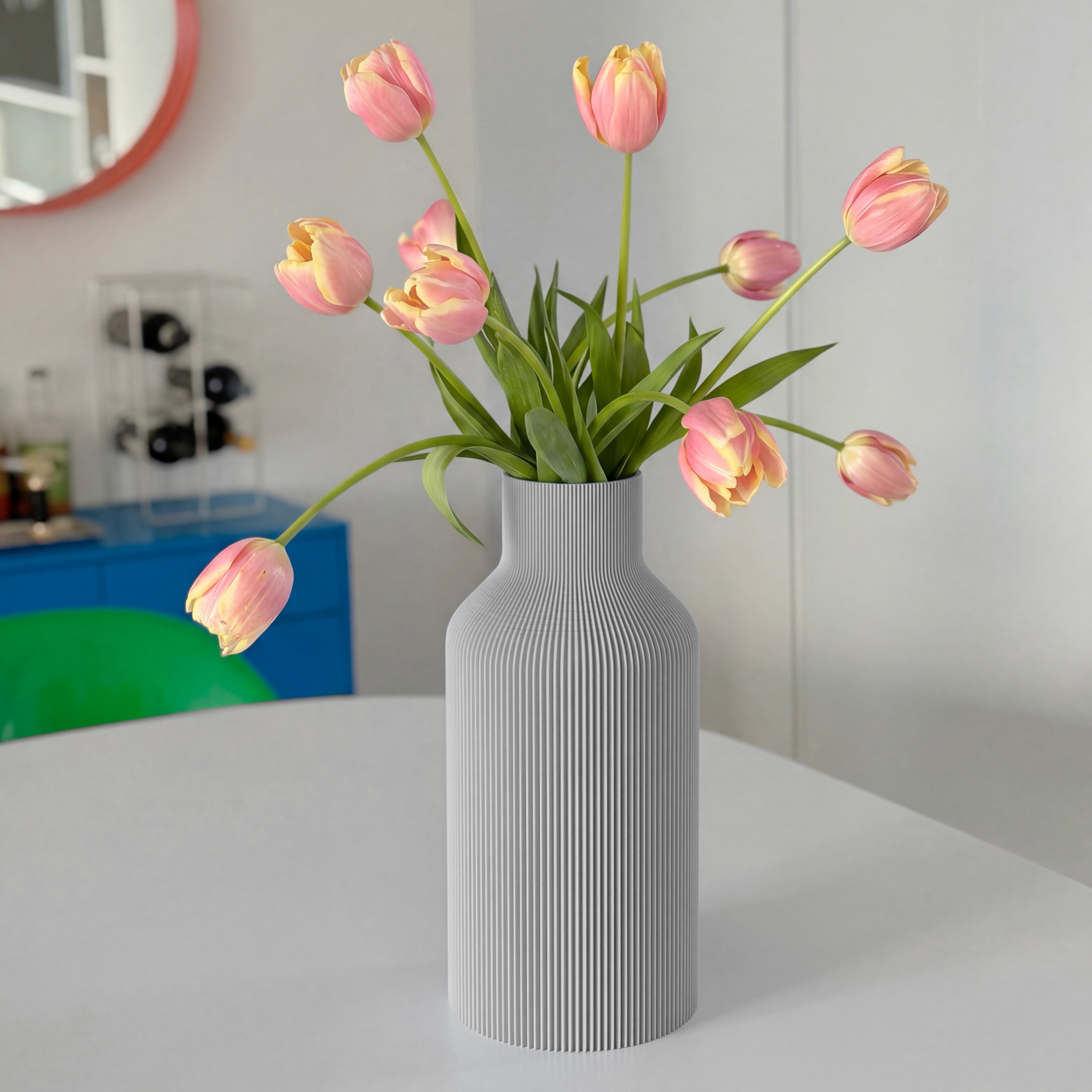 Vase FLASCHE in hellgrau aus dem 3D Druck mit rosa Tulpen auf rundem Tisch #farbe_hellgrau