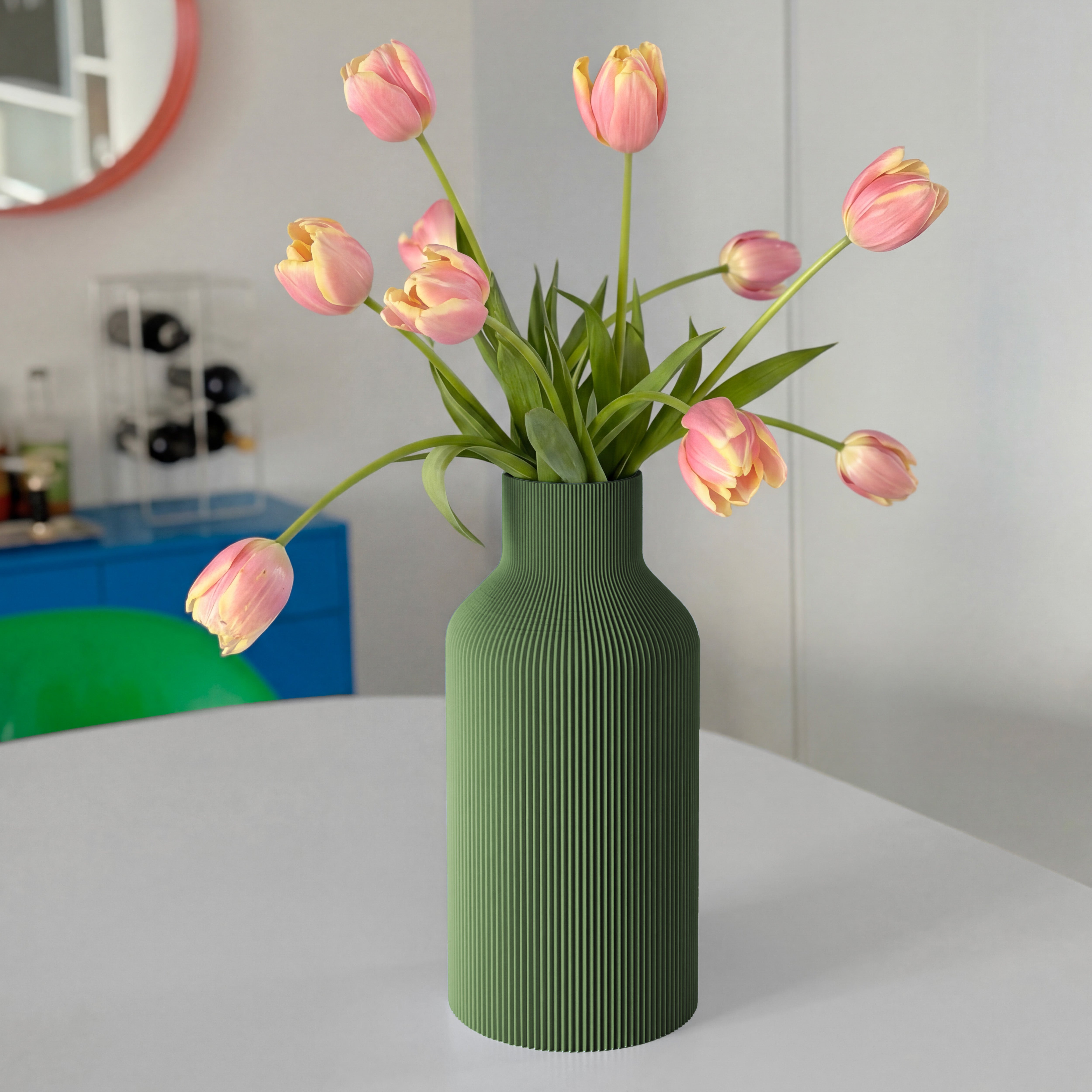 Vase FLASCHE in Olivgrün aus dem 3D Druck mit rosa Tulpen auf rundem Tisch #farbe_olivgrün