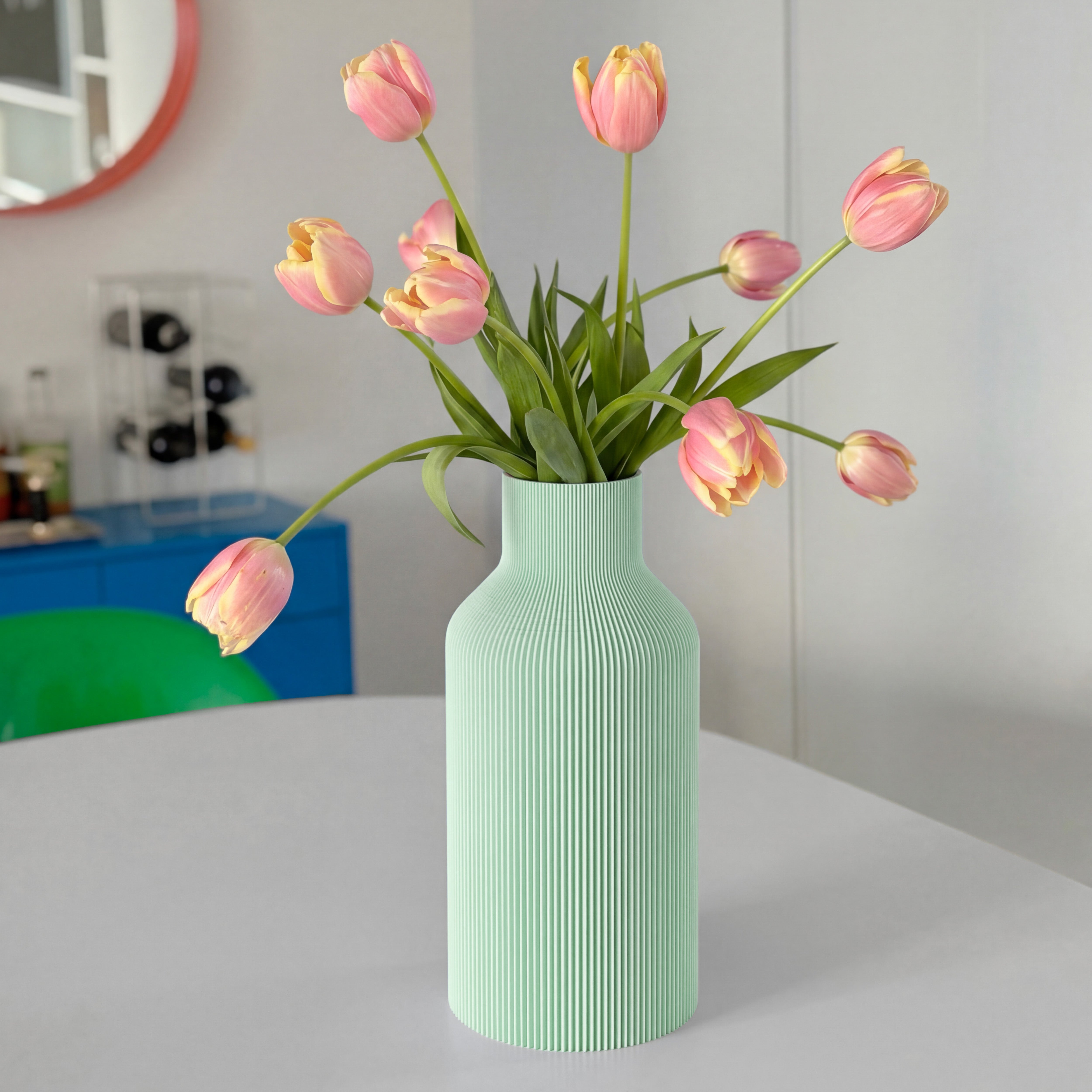 Vase FLASCHE in pastellgrün aus dem 3D Druck mit rosa Tulpen auf rundem Tisch #farbe_pastellgrün