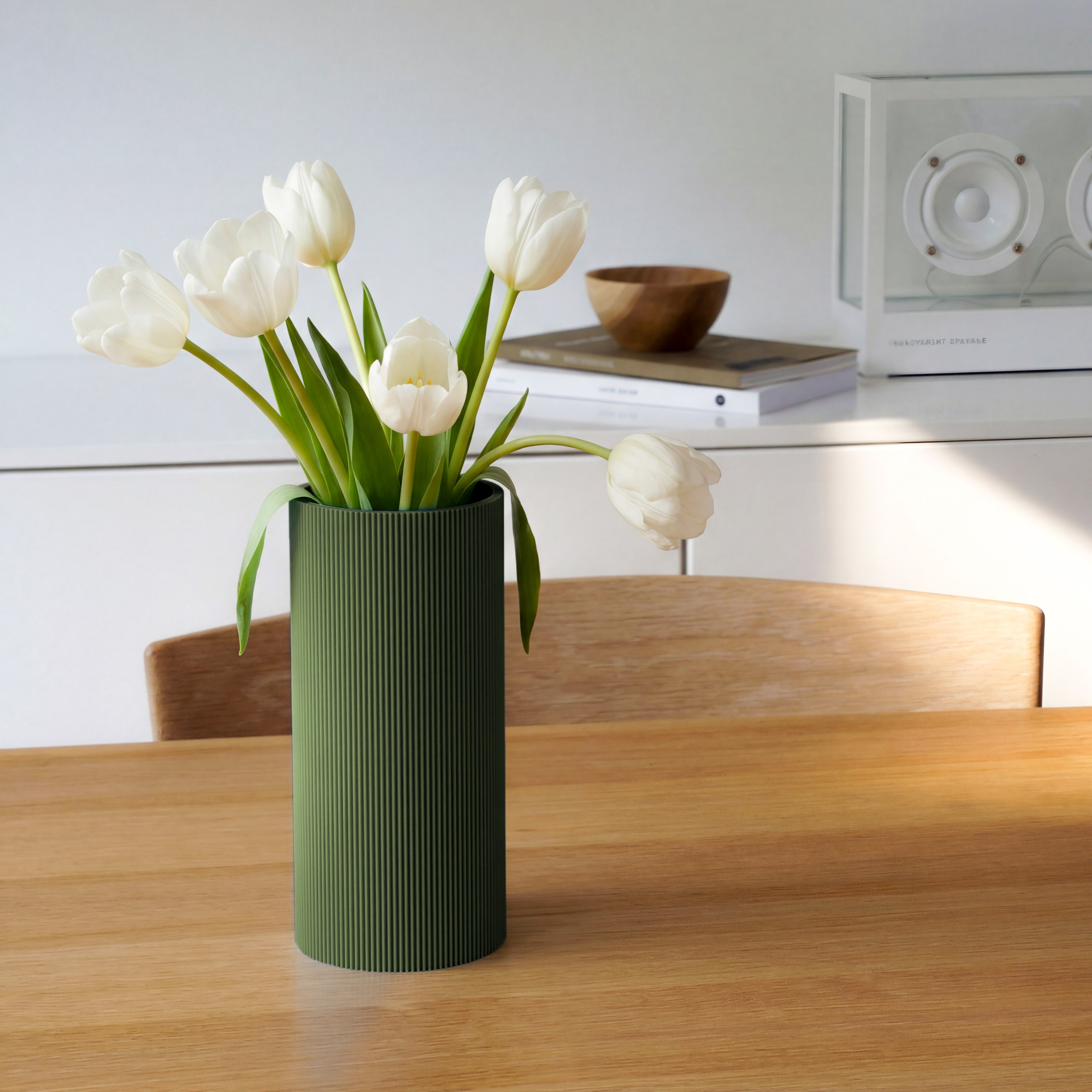 Vase Gerade in Olivgrün aus dem 3D Druck mit weißen Tulpen auf einem Holztisch #farbe_olivgrün