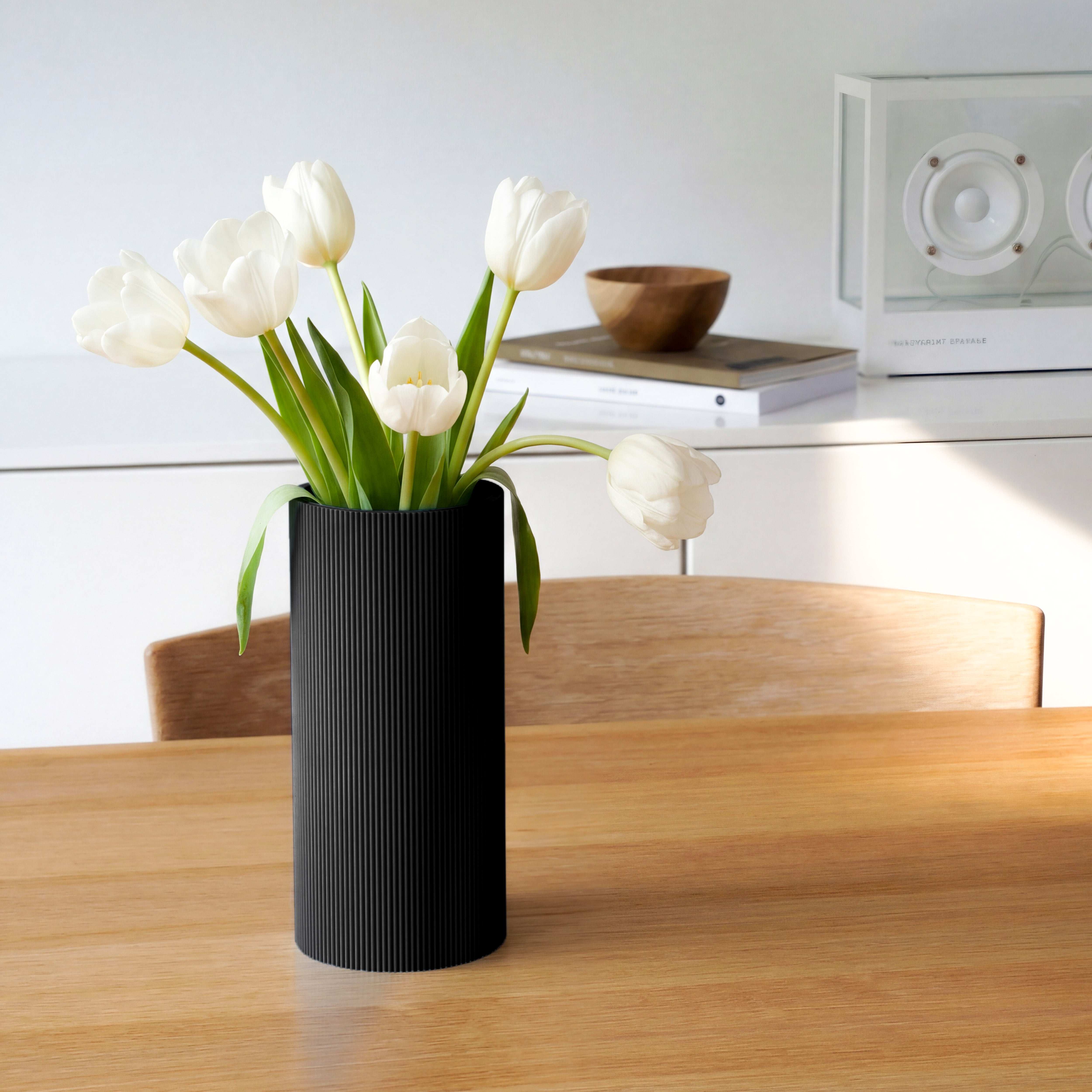 Vase Gerade in schwarz aus dem 3D Druck mit weißen Tulpen auf einem Holztisch #farbe_schwarz