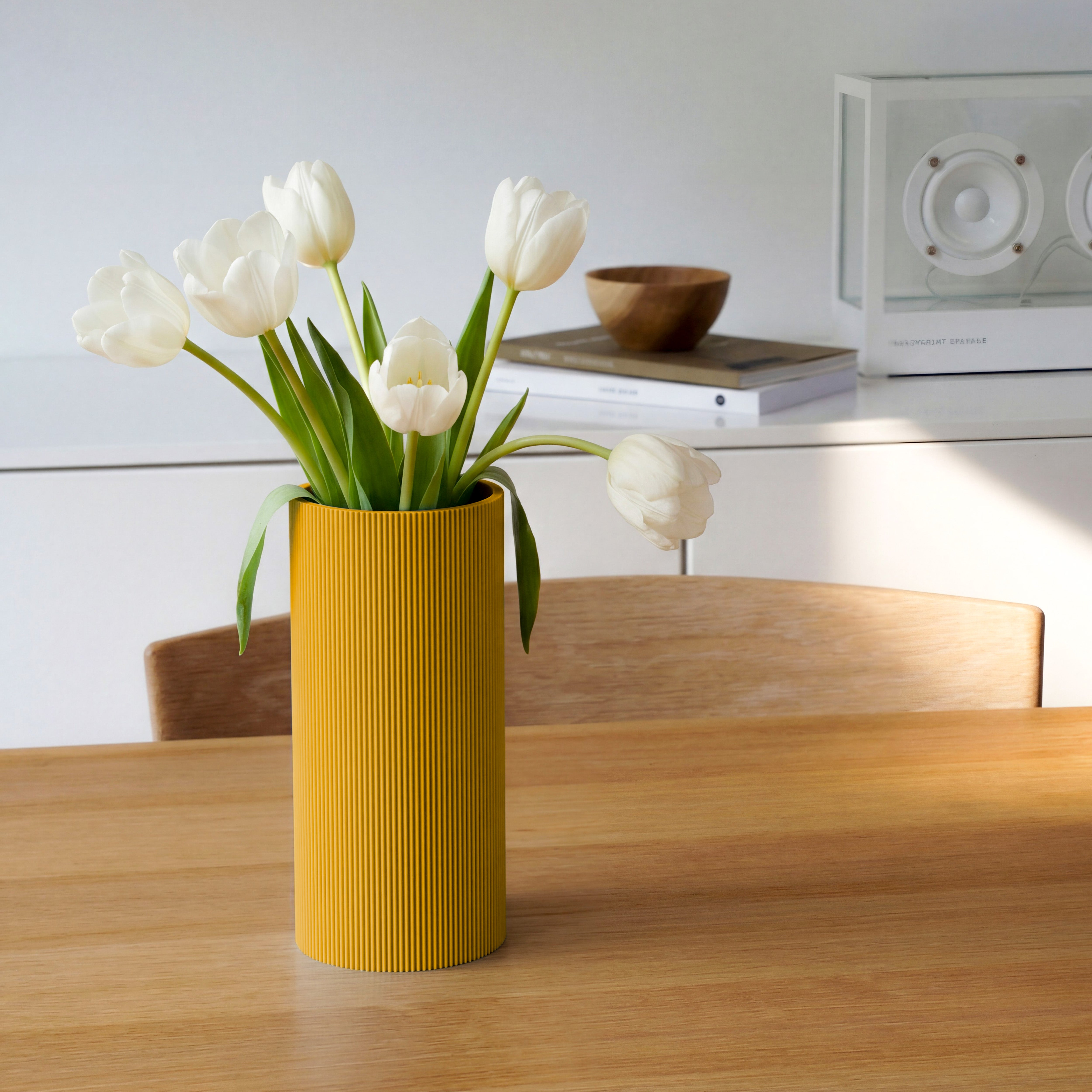 Vase Gerade in senfgelb aus dem 3D Druck mit weißen Tulpen auf einem Holztisch #farbe_senfgelb