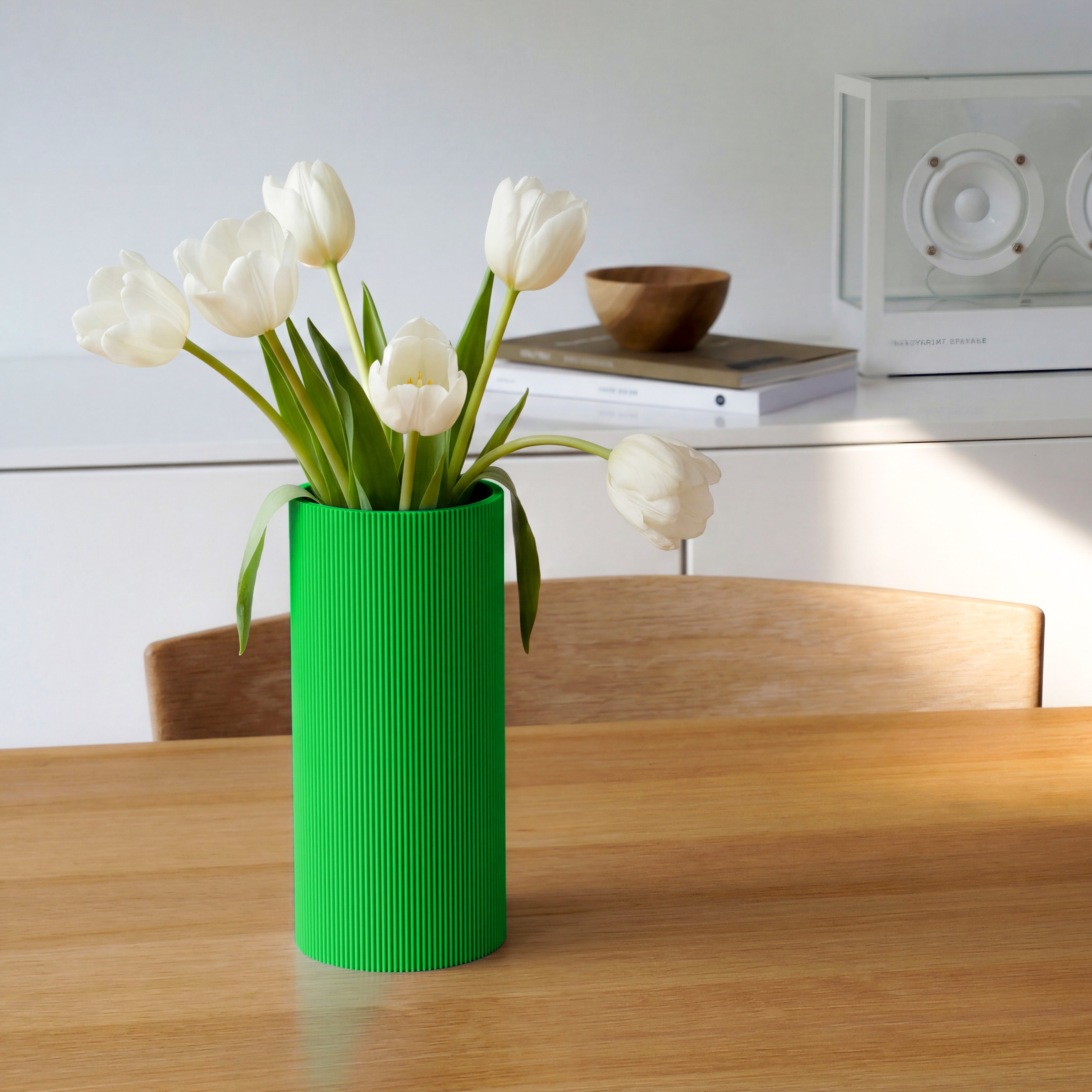 Vase Gerade in grün aus dem 3D Druck mit weißen Tulpen auf einem Holztisch #farbe_grün