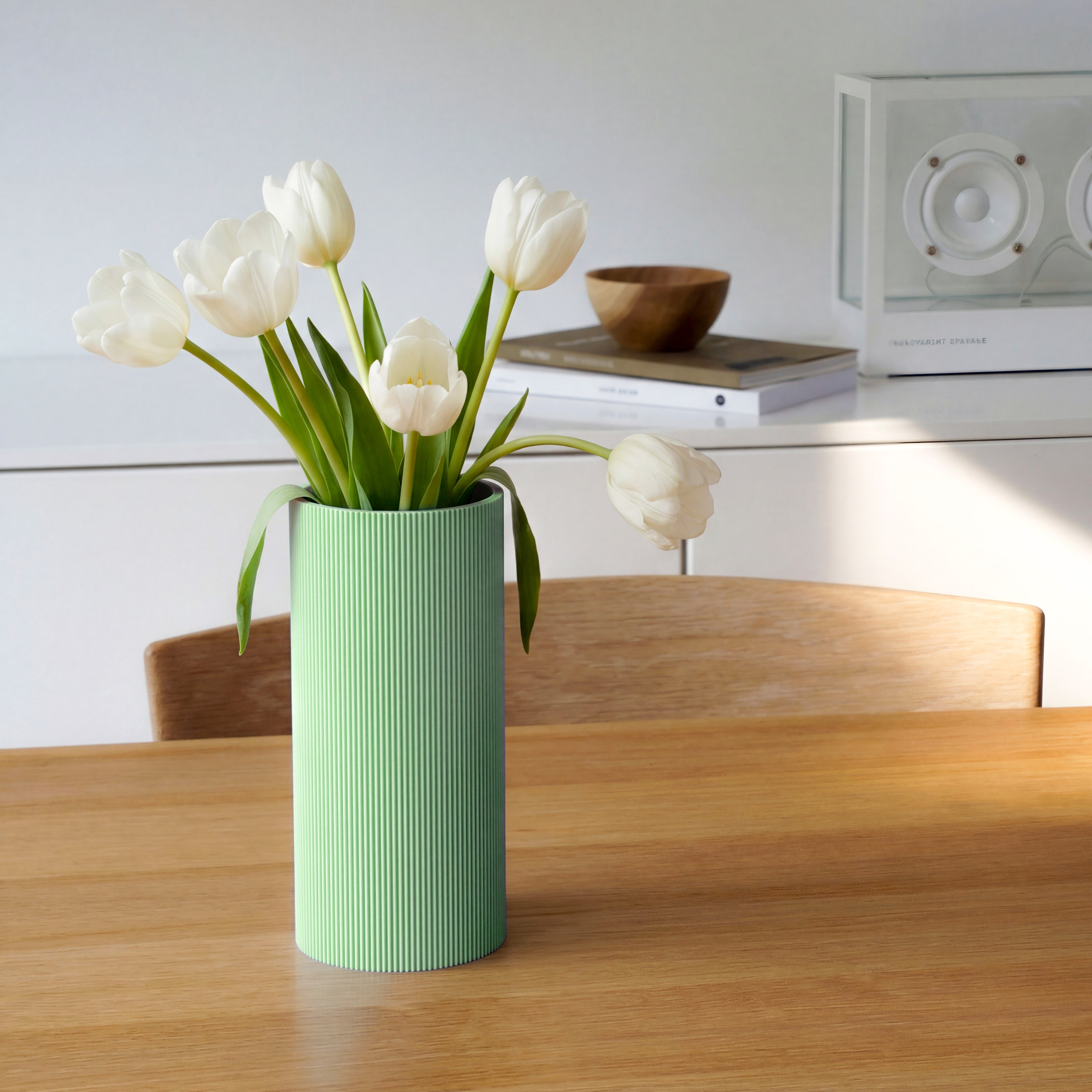Vase Gerade in pastellgrün aus dem 3D Druck mit weißen Tulpen auf einem Holztisch #farbe_pastellgrün
