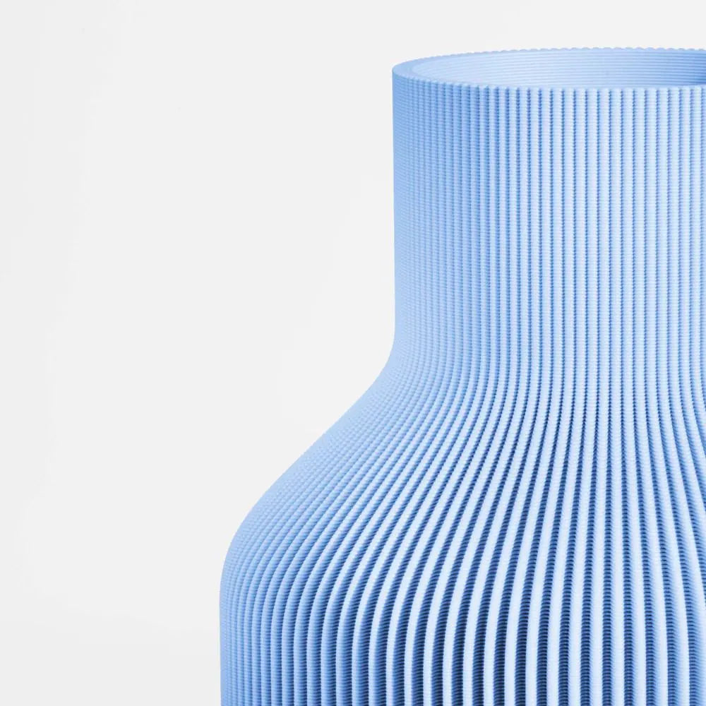 Vase FLASCHE aus 3D Druck mit feiner Rillenstruktur in Nahaufnahme #farbe_pastellblau