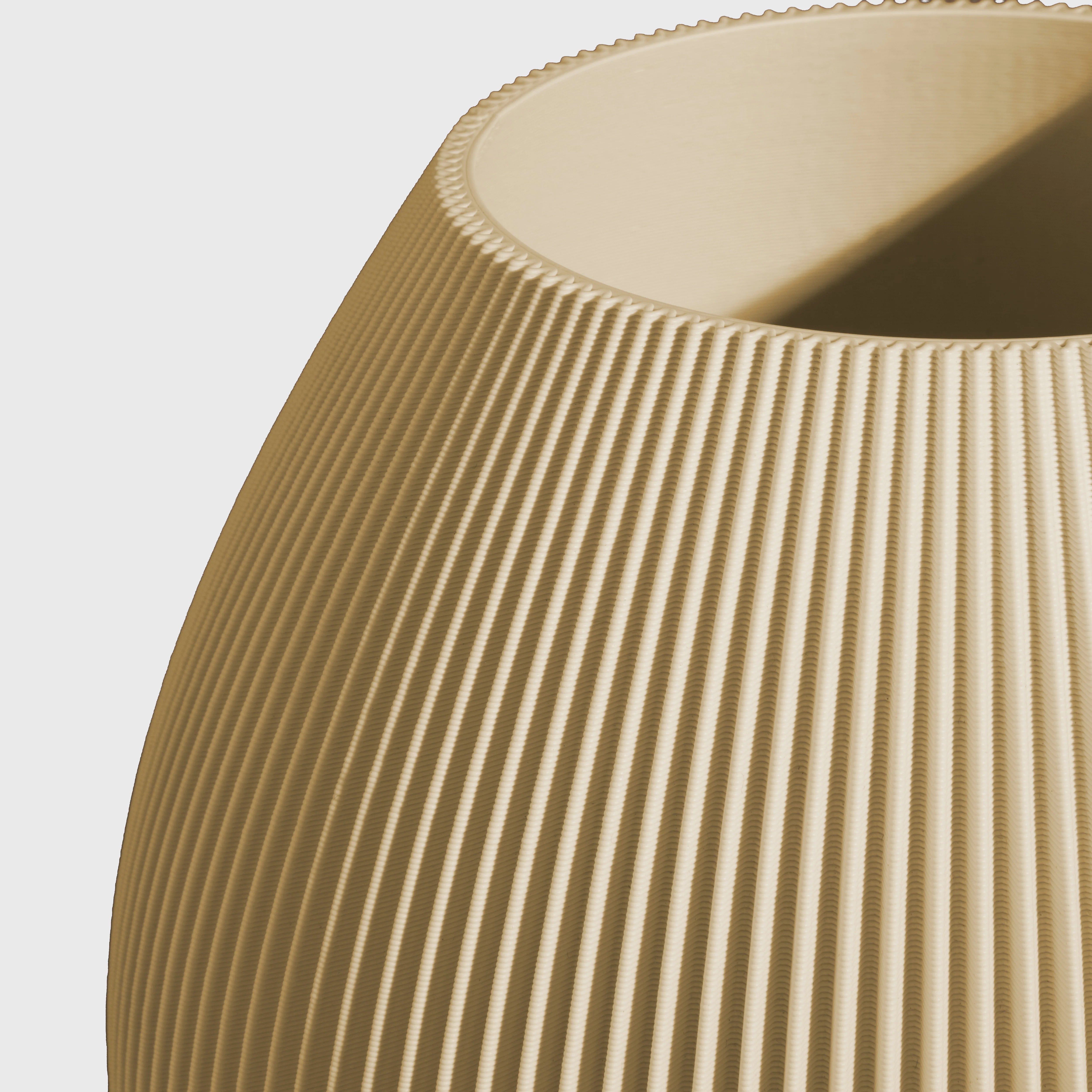 bauchige Vase RUND mit feiner Rillenstruktur in Nahaufnahme #farbe_beige