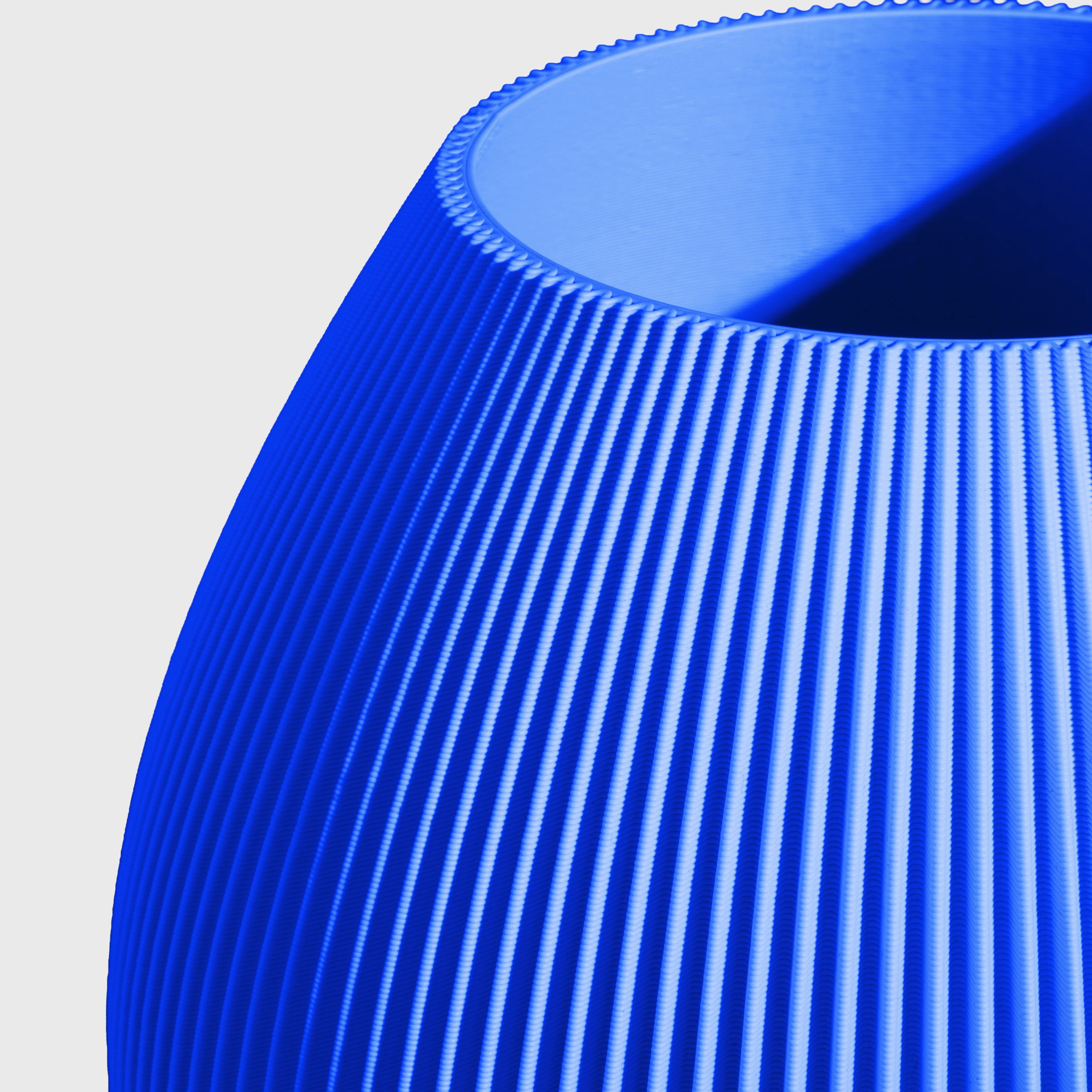 bauchige Vase RUND mit feiner Rillenstruktur in Nahaufnahme #farbe_blau
