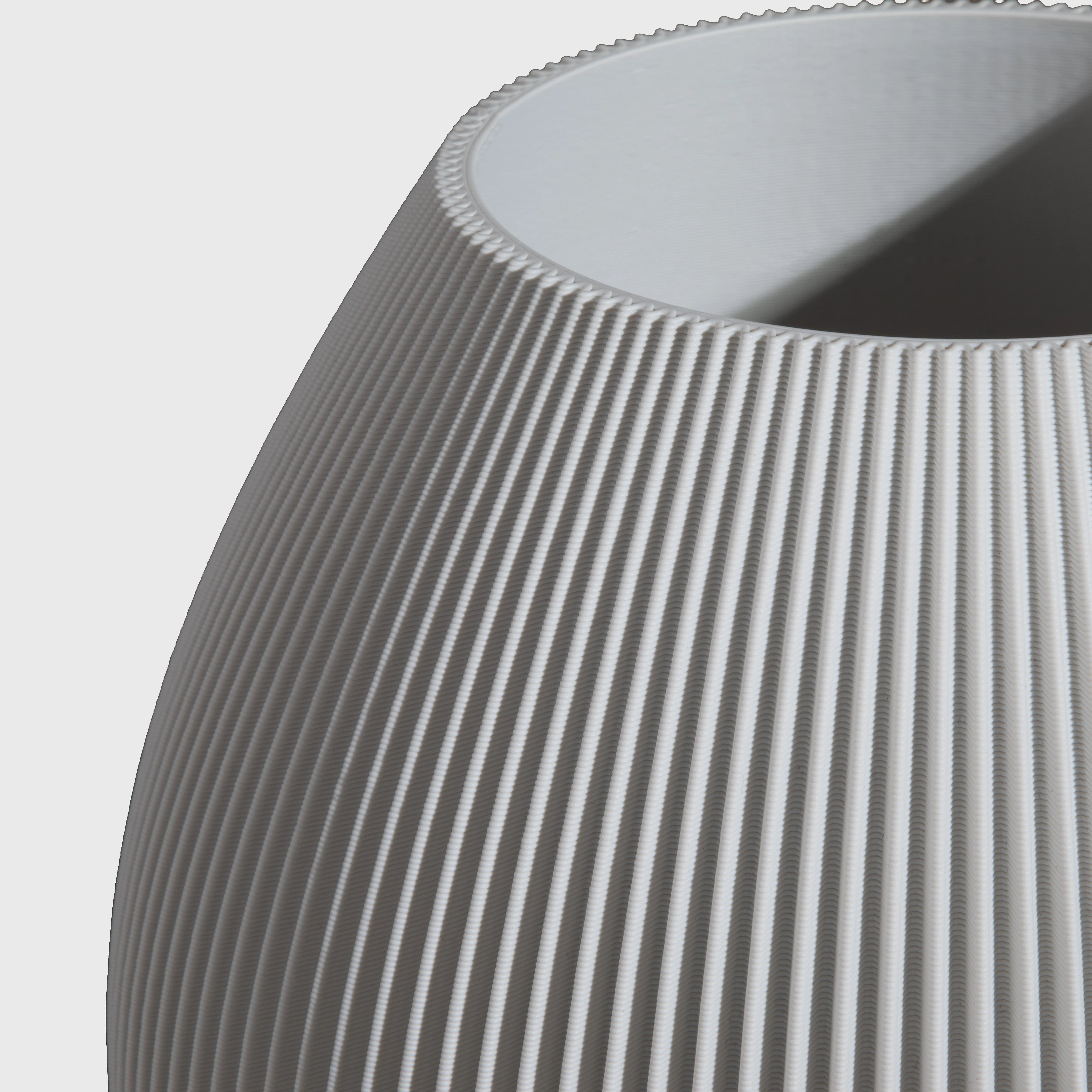 bauchige Vase RUND mit feiner Rillenstruktur in Nahaufnahme #farbe_hellgrau