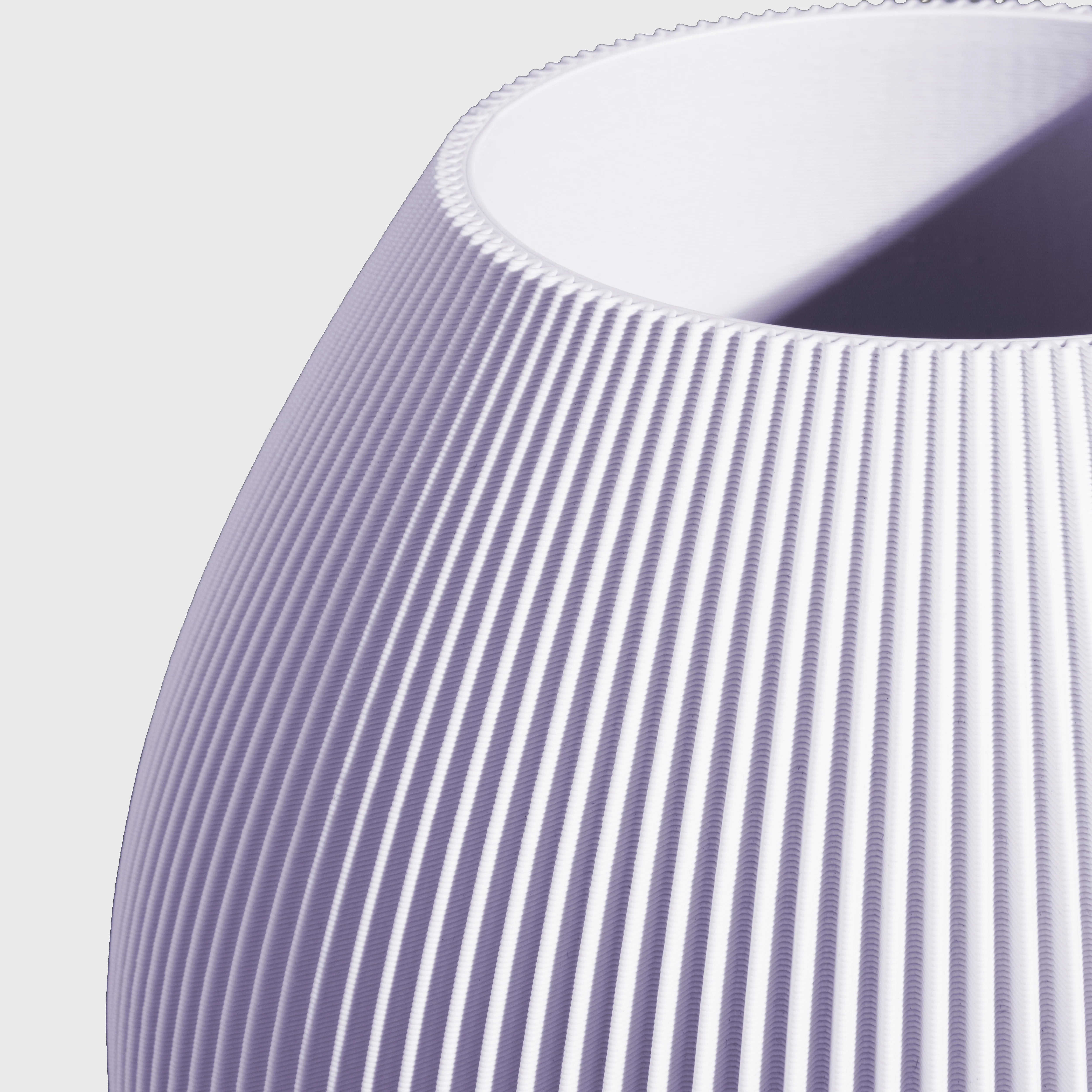 bauchige Vase RUND mit feiner Rillenstruktur in Nahaufnahme #farbe_pastelllila