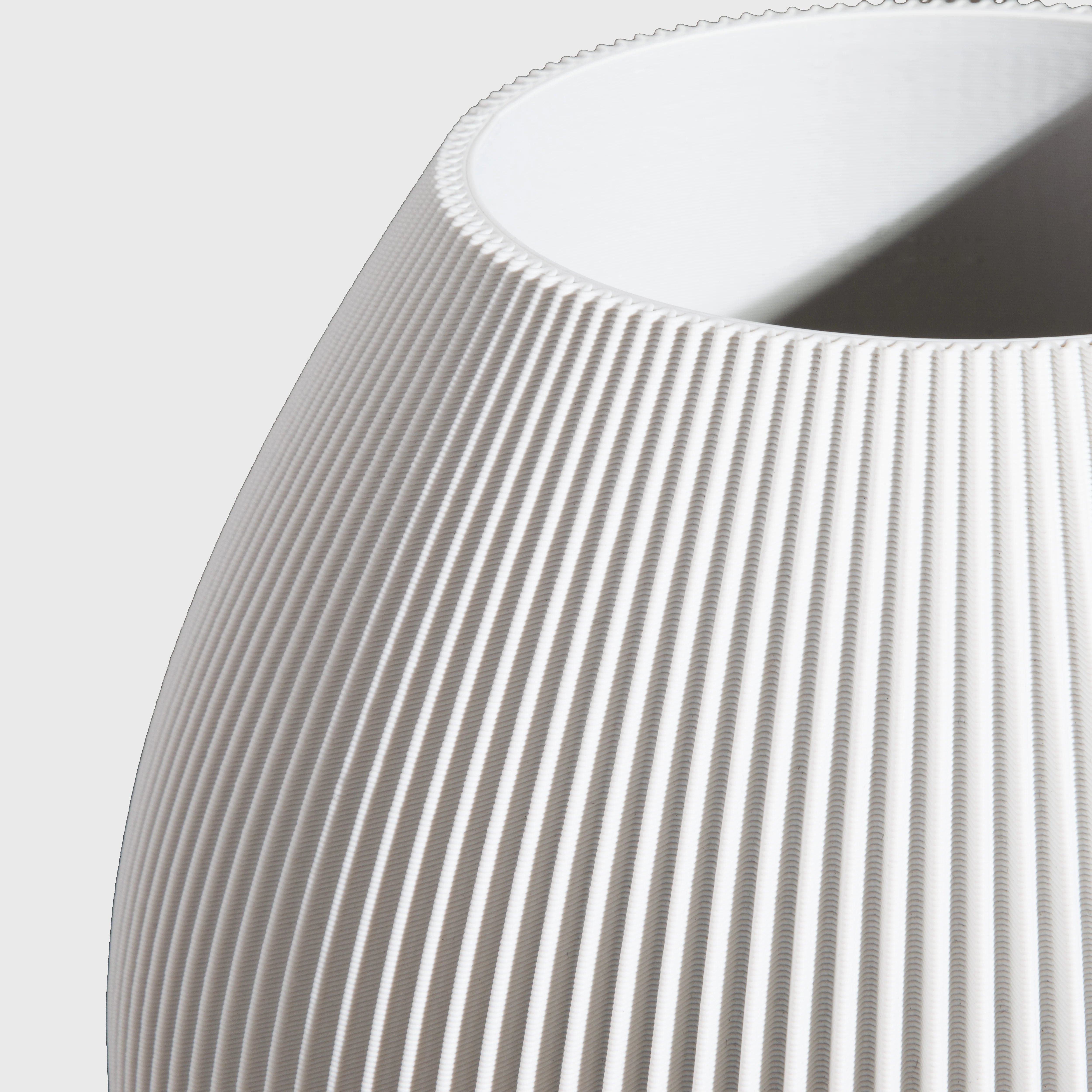 bauchige Vase RUND mit feiner Rillenstruktur in Nahaufnahme #farbe_weiss