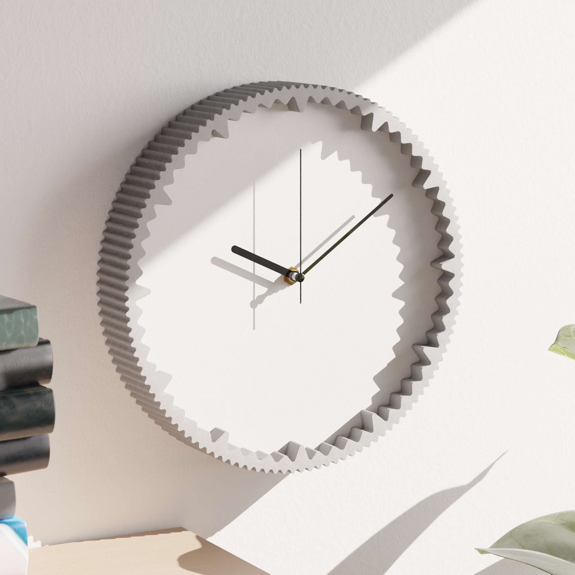 Moderne Wanduhr in Hellgrau mit gezacktem Rand aus dem 3D Druck im seitlichen Detail